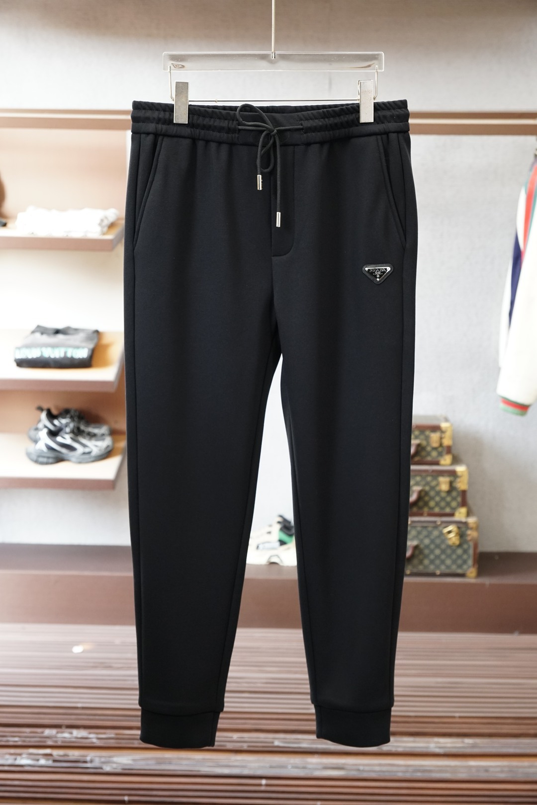 NO:681944,Prada 25 Autumn and Winter # LO mink velvet all-in-one velvet trousers rose. The most indispensable velvet product in autumn and winter, especially the trousers of this brand ~ It is really extremely rare. This model is the latest model on the counter this year. The performance and specifications are online at the same time, making your matching more outstanding and diversified.  Created by splicing styles, this is also the latest street style this year. It is not only an exclusive interpretation, but also major brands have launched this style one after another. It has a luxury similar to fiber pants and takes into account the comfort performance of casual pants. It has a functional style effect, showing more class and fashion performance. Secondly, the trousers are embellished with classic brand elements. This element is definitely a classic among classics. It not only adds to the attraction, but also gives people a bright feeling.  Coupled with the slim fit and three-dimensional cutting design, the upper body is very slim and stylish, and the matching performance is super outstanding. It easily depicts the style and gives people a cool and handsome visual effect. Color Black Size M L XL 2XL 3XL,, prada, prada,19860909普拉达Prada 25秋冬# LO水貂绒一体加绒裤玫瑰花 秋冬最不能缺少的加绒产物,尤其是这种品牌的裤装单品～真的是极其的罕见,此款更是本年度的柜台最新款,性能与规格同步在线的高颜值产物,让你的搭配更加的出彩,更具备多元化 风格拼接打造,这也是今年最新的街头风尚,不仅独家在演绎,各大品牌都是相继推出了这种款式它带着类似于纤维裤的奢华兼顾了休闲裤的舒适性能,带着机能风的效果,更显档次与时尚性能感 其次则是裤身经典的品牌元素点缀,这个元素绝对是经典中的经典,增加看点的同时,更是给人一种眼前一亮的感觉 加上修身有度的版型立体裁剪设计,上身十分的显瘦有型,搭配性能超级的出色出彩,轻松的刻画风格段位,给人一种酷帅十足的视觉效果 颜色黑色 码数M L XL 2XL 3XL,,prada,prada,,Men's clothing