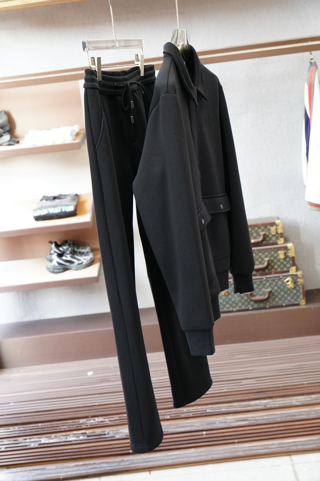 NO:682004,Dior Dior_Suits-New Autumn and Winter Series New Products for Autumn and Winter!  Fashionable men's casual sports suits are made of high-end customized comfortable and warm fabrics, high-weight fabrics, soft and comfortable!  The hand feels delicate and soft. The letters on the chest are embroidered/the upper body is comfortable and breathable. Luxurious classic brand LOGO and big-name style. Luxurious and elegant. Versatile style. Easy to wear. Fine and meticulous workmanship. No pressure when entering and exiting the counter. It is definitely a good product worth buying!  Size M-3XL,,dior,dior,19860909Dior迪奥_套装-秋冬系列上新 秋冬新品！时尚男士休闲运动套装采用高档定制舒适保暖面料,高克重面料,具备柔软舒适！手感细腻柔软 胸前字母刺绣/上身舒适透气 奢华经典品牌LOGO大牌风范 奢华大气 百搭款式 穿着不挑人 ,做工精细一丝不苟 ,出入专柜无压力 绝对值得人手一件的好货！尺码M-3XL,,dior,dior,,Men's clothing