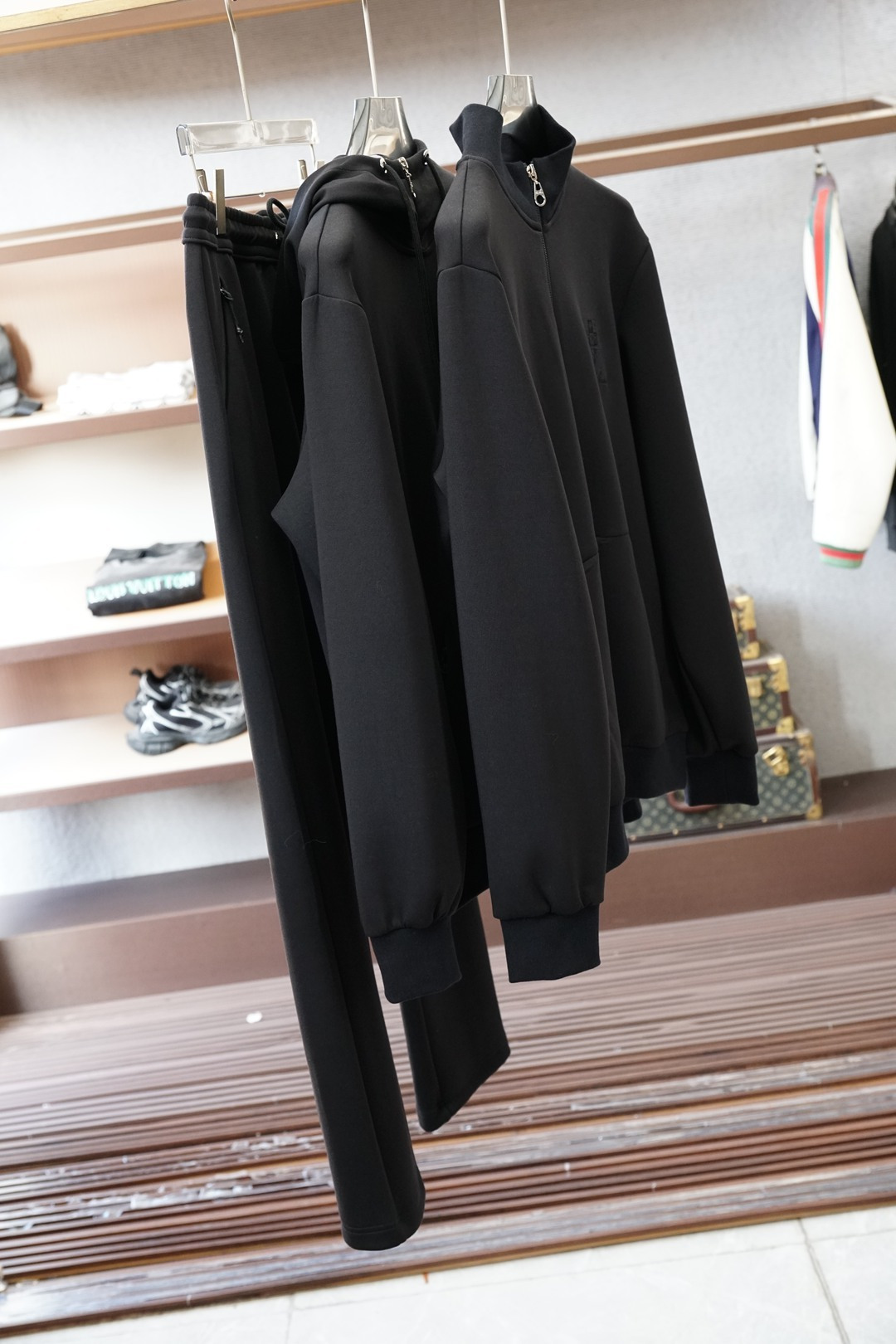 NO:681999,LP-Set-Autumn and Winter Series New Products New Products for Autumn and Winter!  Fashionable men's casual sports suits are made of high-end customized comfortable and warm fabrics, high-weight fabrics, soft and comfortable!  The hand feels delicate and soft. The letters on the chest are embroidered/the upper body is comfortable and breathable. Luxurious classic brand LOGO and big-name style. Luxurious and elegant. Versatile style. Easy to wear. Fine and meticulous workmanship. No pressure when entering and exiting the counter. It is definitely a good product worth buying!  Size M-3XL,, loro piana,19860909LP-套装-秋冬系列上新 秋冬新品！时尚男士休闲运动套装采用高档定制舒适保暖面料,高克重面料,具备柔软舒适！手感细腻柔软 胸前字母刺绣/上身舒适透气 奢华经典品牌LOGO大牌风范 奢华大气 百搭款式 穿着不挑人 ,做工精细一丝不苟 ,出入专柜无压力 绝对值得人手一件的好货！尺码M-3XL,,loro piana,,Men's clothing