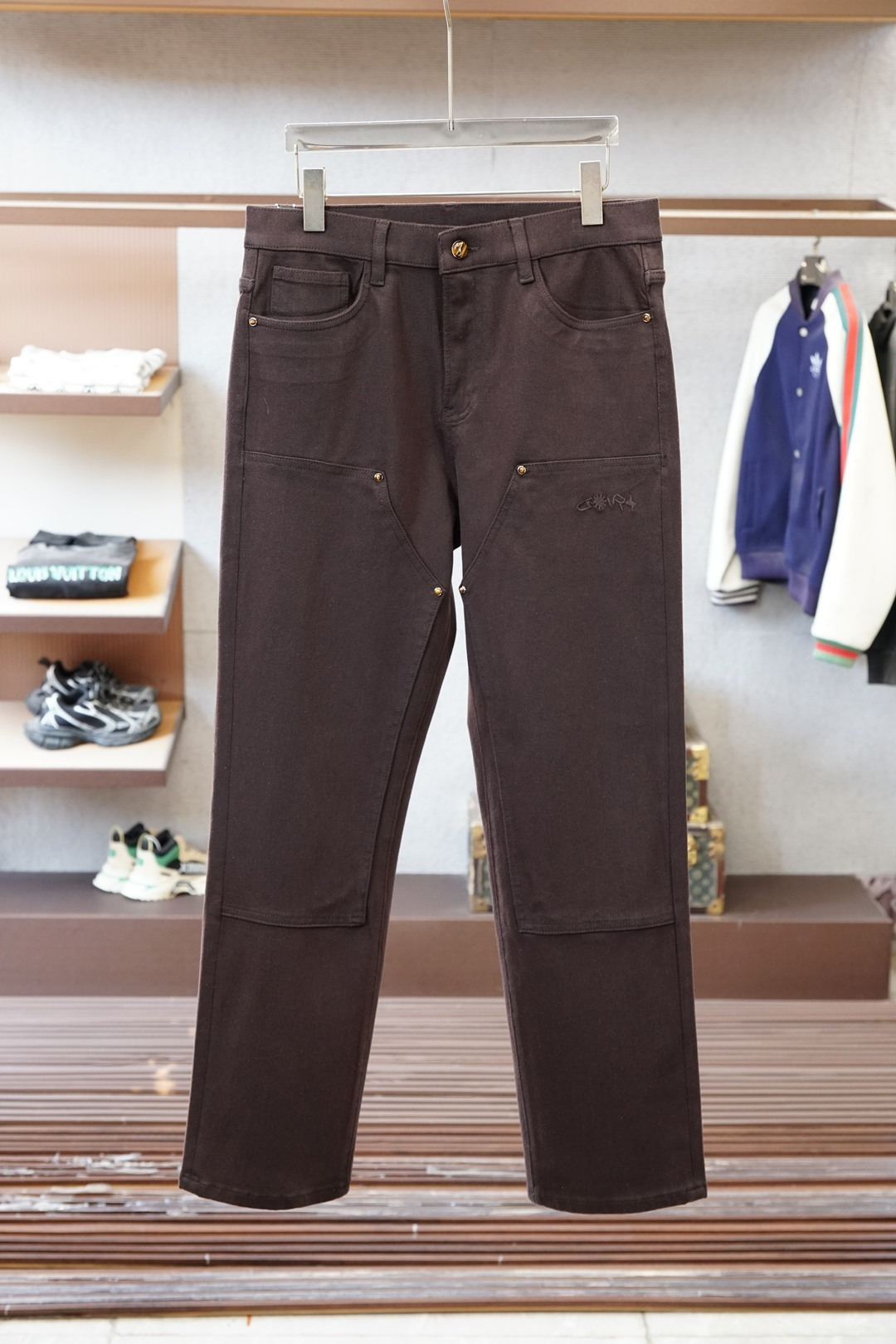 NO:681978,LP thickened jeans for autumn and winter 25 recommended for autumn and winter. Exclusive original version of jeans developed and sold. Re-engraved version of the latest new counter products. Soft skin-friendly fabrics. Luxurious custom-made fabrics. Craftsmanship + washed foreign trade. Quality details are handled in full. Hot sale in counters for autumn and winter. Pre-sale. Sold out. Hot single color. Versatile. Big flavor. Stretch slim small straight pants. Size.29-38, 35 without 37, loro piana,jeans,19860909LP秋冬加厚牛仔裤 25 秋冬爆款推荐 牛仔裤独家原版开发出售 复刻版最新专柜新品 柔软亲肤面料 奢华感订制面料 工艺+洗水外贸 品质感细节处理满满到位 专柜秋冬热卖预售即售完款 爆单款色系百搭大牛味 弹力修身小直筒裤型 尺码.29-38有35无37码,,loro piana,jeans,,Men's clothing