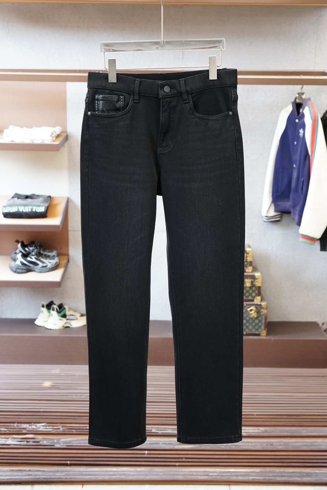 NO:681984,Loewe thickened jeans for autumn and winter 25 Recommended items for autumn and winter. Exclusive original version of jeans developed and sold. Re-engraved version of the latest counter products. Soft skin-friendly fabrics. Luxurious custom-made fabrics. Craftsmanship + washing. Foreign trade. Quality and detail processing are in place. Autumn and winter best sellers at the counter. Pre-sale. All models are sold out. Hot-selling single color, versatile and stylish. Stretchy slim straight pants.  Size.29-38, there is size 35 but not size 37,,loewe,loewe,jeans,19860909Loewe罗意威 秋冬加厚牛仔裤 25 秋冬爆款推荐 牛仔裤独家原版开发出售 复刻版最新专柜新品 柔软亲肤面料 奢华感订制面料 工艺+洗水外贸 品质感细节处理满满到位 专柜秋冬热卖预售即售完款 爆单款色系百搭大牛味 弹力修身小直筒裤型 尺码.29-38有35无37码,,loewe,loewe,jeans,,Men's clothing