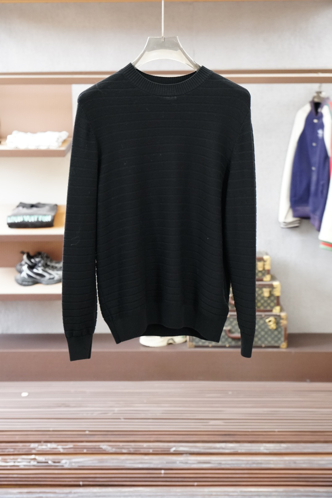 NO:683503,Ermenegildo Zegna 1 new autumn and winter men's style | Luxurious corrugated wool blended sweater] Carefully selected 90% Australian ultra-fine Merino wool and 10% precious cashmere blend, woven with a unique corrugated texture, giving the fabric a three-dimensional and rich touch, combining the elastic support of wool and the softness and skin-friendlyness of cashmere, achieving a low-key and luxurious wearing experience  It adopts three-dimensional slim tailoring, neatly fits the body shape without being too restrictive, and the inner layer makes it look slim but not bloated. It can also outline a calm temperament when worn alone. The suede has been softened and is worn next to the skin without itching. The fluffy and delicate yarn locks in warmth, breaking the heavy shackles of autumn and winter. It is blessed with anti-pilling technology and maintains a long-lasting exquisite appearance. The left chest is embellished with a minimalist H patch embroidery logo, low-key interpretation of the brand gene.  From business commuting to casual socializing, one piece can handle multiple scene needs. Color is classic black/beige. Sizes M-XXL,,zegna,sweaters,19860909杰尼亚 1秋冬男士新款｜奢享瓦楞纹羊毛混纺毛衣】 严选90澳洲超细美丽诺羊毛与10珍贵羊绒混纺 ,以独特瓦楞肌理织造,赋予织物立体丰盈的触感 ,兼具羊毛的弹性支撑与羊绒的软糯亲肤,成就低调奢华的穿着体验 采用立体修身剪裁,利落贴合身形却不过分束缚,内搭显瘦不臃肿,单穿亦能勾勒从容气质.绒面经过柔顺处理,贴肤穿着无刺痒感 ,蓬松细腻的纱线锁住温暖,打破秋冬厚重桎梏,抗起球工艺加持,持久保持精致外观.左胸处点缀极简H贴布刺绣Logo,低调诠释品牌基因 从商务通勤到休闲社交,一件驾驭多场景需求 颜色经典黑/米色 尺码M-XXL,,zegna,sweaters,,Men's clothing