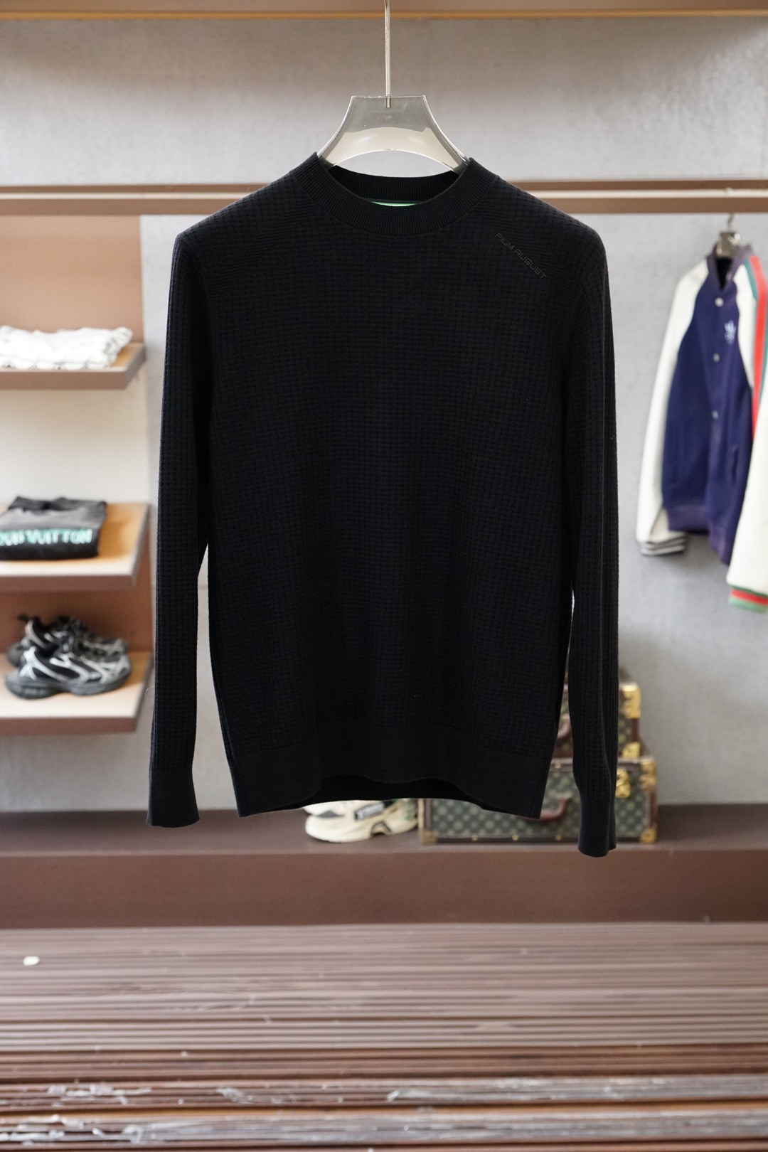 NO:683500,Ermenegildo Zegna/1 Autumn and Winter Men's New Style | Luxurious Corrugated Wool Blend Sweater] Carefully selected 90% Australian ultra-fine Merino wool and 10% precious cashmere blend, woven with a unique corrugated texture, giving the fabric a three-dimensional and rich touch, combining the elastic support of wool with the softness and skin-friendlyness of cashmere, achieving a low-key and luxurious wearing experience  It adopts three-dimensional slim tailoring, neatly fits the body shape without being too restrictive, and the inner layer makes it look slim but not bloated. It can also outline a calm temperament when worn alone. The suede has been softened and is worn next to the skin without itching. The fluffy and delicate yarn locks in warmth, breaking the heavy shackles of autumn and winter. It is blessed with anti-pilling technology and maintains a long-lasting exquisite appearance. The left chest is embellished with a minimalist H patch embroidery logo, low-key interpretation of the brand gene.  From business commuting to casual socializing, one piece can handle multiple scene needs. Color is classic black/beige. Sizes M-XXL,,zegna,sweaters,19860909杰尼亚/1秋冬男士新款｜奢享瓦楞纹羊毛混纺毛衣】 严选90澳洲超细美丽诺羊毛与10珍贵羊绒混纺 ,以独特瓦楞肌理织造,赋予织物立体丰盈的触感 ,兼具羊毛的弹性支撑与羊绒的软糯亲肤,成就低调奢华的穿着体验 采用立体修身剪裁,利落贴合身形却不过分束缚,内搭显瘦不臃肿,单穿亦能勾勒从容气质.绒面经过柔顺处理,贴肤穿着无刺痒感 ,蓬松细腻的纱线锁住温暖,打破秋冬厚重桎梏,抗起球工艺加持,持久保持精致外观.左胸处点缀极简H贴布刺绣Logo,低调诠释品牌基因 从商务通勤到休闲社交,一件驾驭多场景需求 颜色经典黑/米色 尺码M-XXL,,zegna,sweaters,,Men's clothing