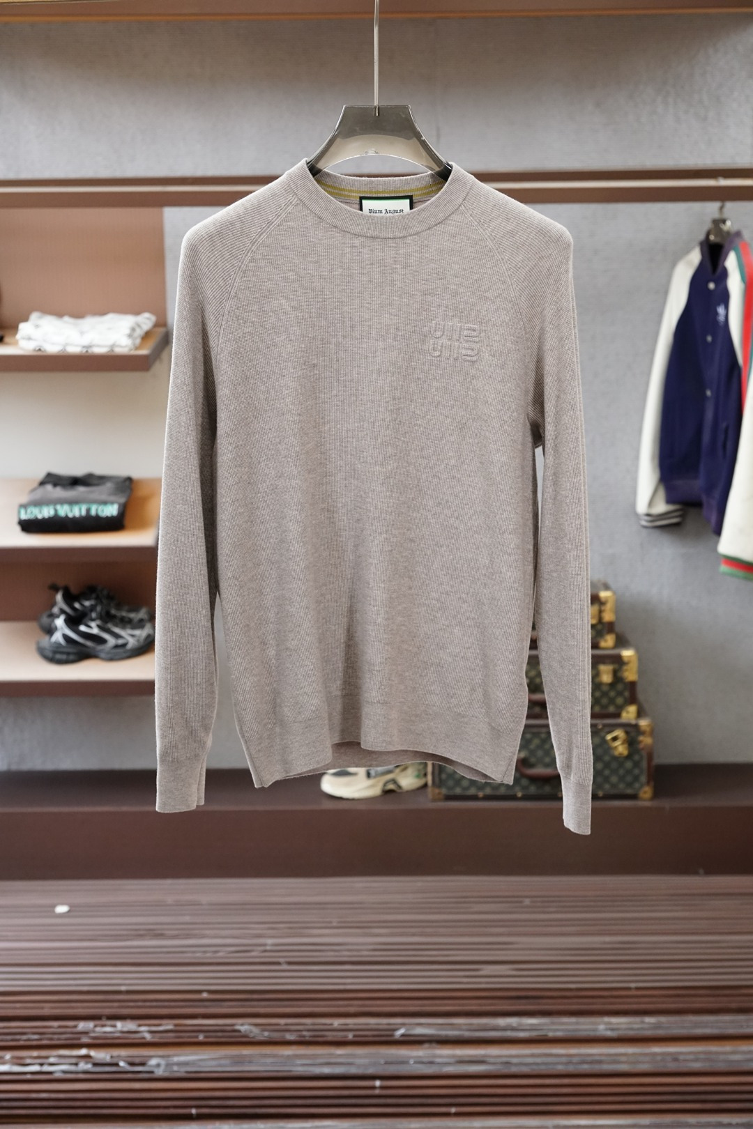 NO:683497,TB1 new autumn and winter men's style | Luxurious corrugated wool blended sweater] Carefully selected 90% Australian ultra-fine Merino wool and 10% precious cashmere blend, woven with a unique corrugated texture, giving the fabric a three-dimensional and rich touch, combining the elastic support of wool and the softness and skin-friendlyness of cashmere, achieving a low-key and luxurious wearing experience  It adopts three-dimensional slim tailoring, neatly fits the body shape without being too restrictive, and the inner layer makes it look slim but not bloated. It can also outline a calm temperament when worn alone. The suede has been softened and is worn next to the skin without itching. The fluffy and delicate yarn locks in warmth, breaking the heavy shackles of autumn and winter. It is blessed with anti-pilling technology and maintains a long-lasting exquisite appearance. The left chest is embellished with a minimalist H patch embroidery logo, low-key interpretation of the brand gene.  From business commuting to casual socializing, one piece can handle multiple scene needs. Color is classic black/beige. Sizes M-XXL,,sweaters,19860909TB1秋冬男士新款｜奢享瓦楞纹羊毛混纺毛衣】 严选90澳洲超细美丽诺羊毛与10珍贵羊绒混纺 ,以独特瓦楞肌理织造,赋予织物立体丰盈的触感 ,兼具羊毛的弹性支撑与羊绒的软糯亲肤,成就低调奢华的穿着体验 采用立体修身剪裁,利落贴合身形却不过分束缚,内搭显瘦不臃肿,单穿亦能勾勒从容气质.绒面经过柔顺处理,贴肤穿着无刺痒感 ,蓬松细腻的纱线锁住温暖,打破秋冬厚重桎梏,抗起球工艺加持,持久保持精致外观.左胸处点缀极简H贴布刺绣Logo,低调诠释品牌基因 从商务通勤到休闲社交,一件驾驭多场景需求 颜色经典黑/米色 尺码M-XXL,,sweaters,,Men's clothing