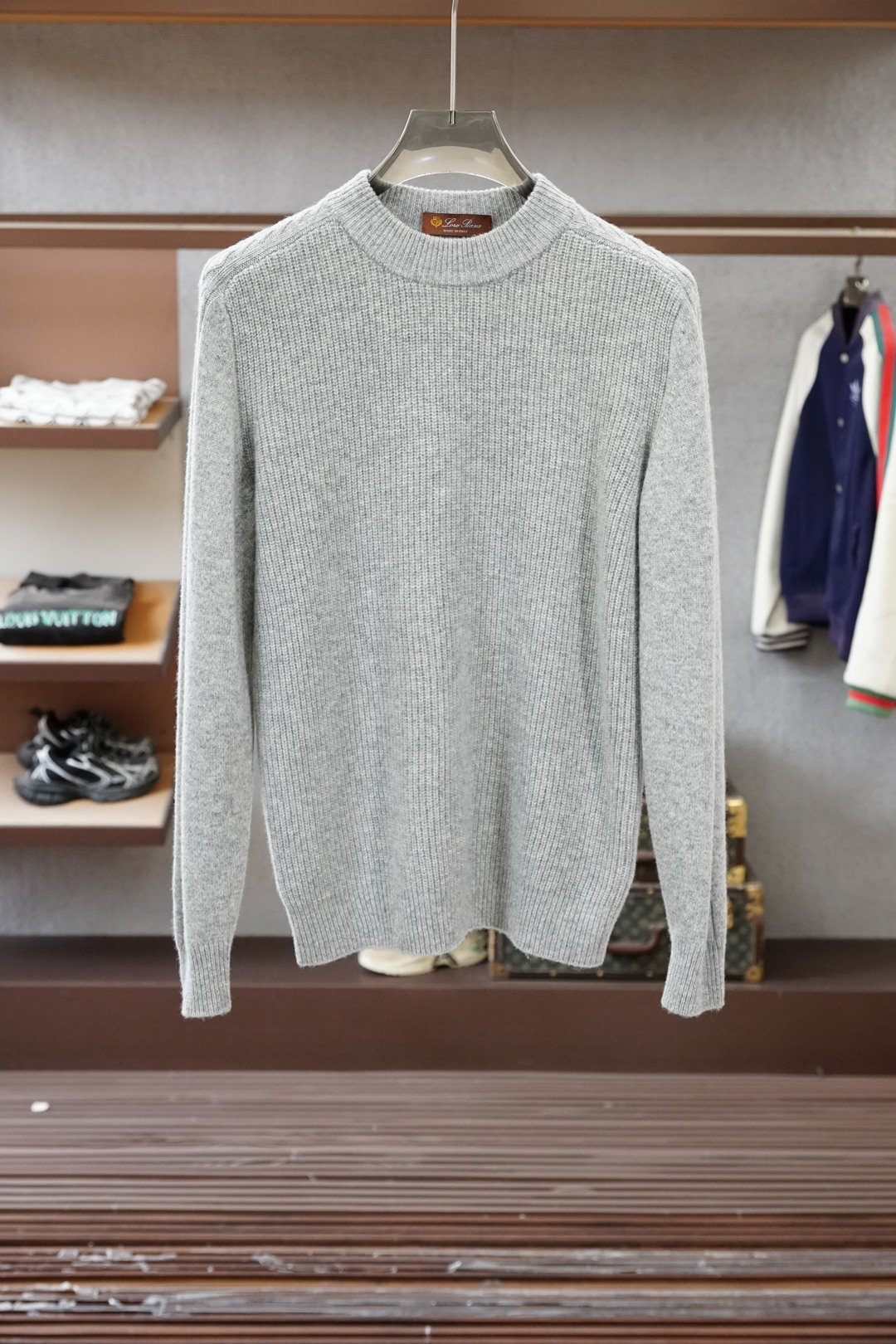 NO:683464,LP-1 new autumn and winter men's style | Luxurious corrugated wool blended sweater] Carefully selected 90% Australian ultra-fine Merino wool and 10% precious cashmere blend, woven with a unique corrugated texture, giving the fabric a three-dimensional and rich touch, combining the elastic support of wool and the softness and skin-friendlyness of cashmere, achieving a low-key and luxurious wearing experience  It adopts three-dimensional slim tailoring, neatly fits the body shape without being too restrictive, and the inner layer makes it look slim but not bloated. It can also outline a calm temperament when worn alone. The suede has been softened and is worn next to the skin without itching. The fluffy and delicate yarn locks in warmth, breaking the heavy shackles of autumn and winter. It is blessed with anti-pilling technology and maintains a long-lasting exquisite appearance. The left chest is embellished with a minimalist H patch embroidery logo, low-key interpretation of the brand gene.  From business commuting to casual socializing, one piece can handle multiple scene needs. Colors are classic black/bean paste, gray. Sizes M-XXL, loro piana, sweaters,19860909LP-1秋冬男士新款｜奢享瓦楞纹羊毛混纺毛衣】 严选90澳洲超细美丽诺羊毛与10珍贵羊绒混纺 ,以独特瓦楞肌理织造,赋予织物立体丰盈的触感 ,兼具羊毛的弹性支撑与羊绒的软糯亲肤,成就低调奢华的穿着体验 采用立体修身剪裁,利落贴合身形却不过分束缚,内搭显瘦不臃肿,单穿亦能勾勒从容气质.绒面经过柔顺处理,贴肤穿着无刺痒感 ,蓬松细腻的纱线锁住温暖,打破秋冬厚重桎梏,抗起球工艺加持,持久保持精致外观.左胸处点缀极简H贴布刺绣Logo,低调诠释品牌基因 从商务通勤到休闲社交,一件驾驭多场景需求 颜色经典黑/豆沙,灰色 尺码M-XXL,,loro piana,sweaters,,Men's clothing