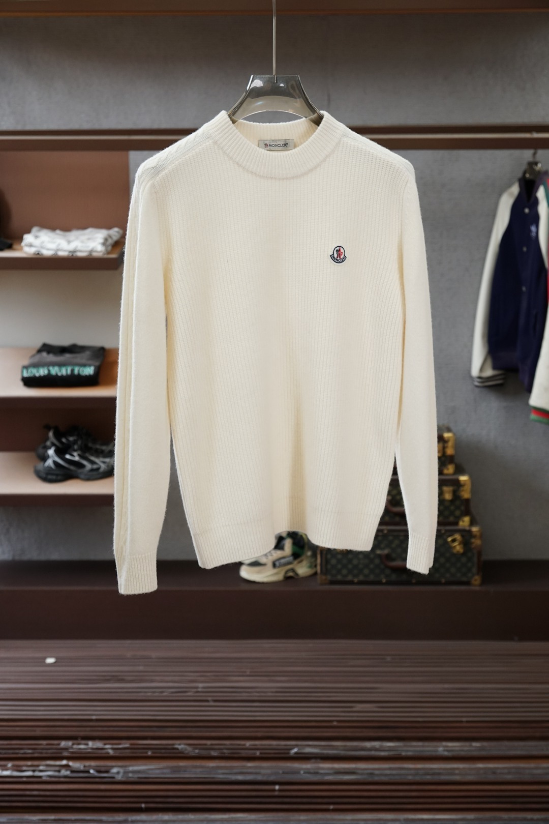 NO:683512,Mengkou-1 new autumn and winter men's style | Luxurious corrugated wool blended sweater] Carefully selected 90% Australian ultra-fine Merino wool and 10% precious cashmere blend, woven with a unique corrugated texture, giving the fabric a three-dimensional and rich touch, combining the elastic support of wool and the softness and skin-friendlyness of cashmere, achieving a low-key and luxurious wearing experience  It adopts three-dimensional slim tailoring, neatly fits the body shape without being too restrictive, and the inner layer makes it look slim but not bloated. It can also outline a calm temperament when worn alone. The suede has been softened and is worn next to the skin without itching. The fluffy and delicate yarn locks in warmth, breaking the heavy shackles of autumn and winter. It is blessed with anti-pilling technology and maintains a long-lasting exquisite appearance. The left chest is embellished with a minimalist H patch embroidery logo, low-key interpretation of the brand gene.  From business commuting to casual socializing, one piece can handle multiple scene needs. Colors are classic black/bean paste, gray. Sizes M-XXL, Moncler, sweaters,19860909蒙口-1秋冬男士新款｜奢享瓦楞纹羊毛混纺毛衣】 严选90澳洲超细美丽诺羊毛与10珍贵羊绒混纺 ,以独特瓦楞肌理织造,赋予织物立体丰盈的触感 ,兼具羊毛的弹性支撑与羊绒的软糯亲肤,成就低调奢华的穿着体验 采用立体修身剪裁,利落贴合身形却不过分束缚,内搭显瘦不臃肿,单穿亦能勾勒从容气质.绒面经过柔顺处理,贴肤穿着无刺痒感 ,蓬松细腻的纱线锁住温暖,打破秋冬厚重桎梏,抗起球工艺加持,持久保持精致外观.左胸处点缀极简H贴布刺绣Logo,低调诠释品牌基因 从商务通勤到休闲社交,一件驾驭多场景需求 颜色经典黑/豆沙,灰色 尺码M-XXL,,Moncler,sweaters,,Men's clothing