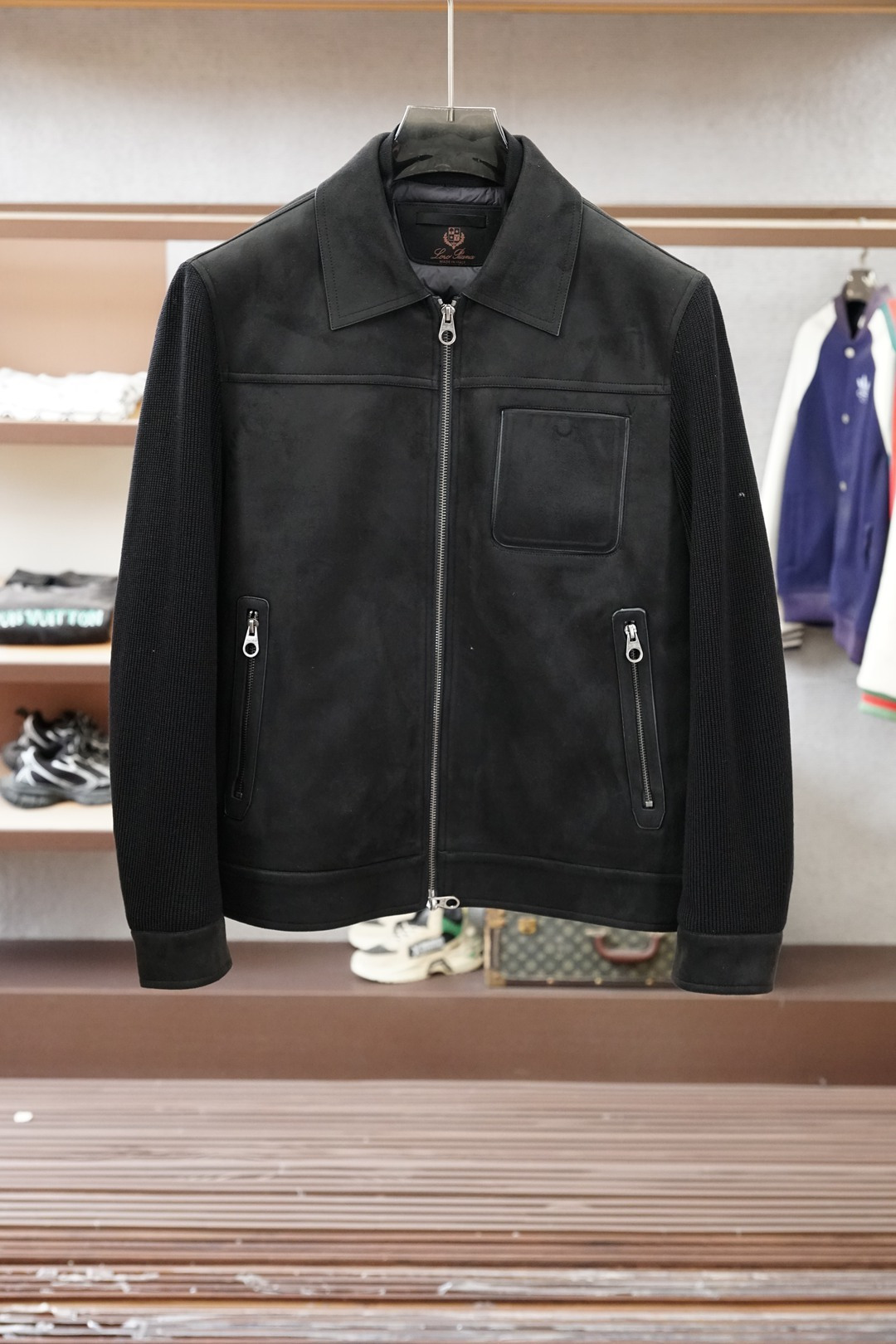 NO:690914,LP/2025 new spliced ​​knitted down jacket. Stand-up collar design, same style for men and women, full of fashion sense. The sleeves are made of customized thickened wool fabric to keep warm and stylish; the front and back are filled with 90 white duck down for fluffy warmth; the classic three stripes on the arms are highly recognizable; a down jacket suitable for various occasions. [Color]. Black blue [Number] 48-56,, loro piana, down jacket,19860909LP/2025新款拼接针织羽绒服.立领设计,男女同款,时尚感满满.袖子采用定制加厚羊毛面料保暖有型；前后填充90白鸭绒蓬松保暖；手臂经典三条杠辨识度极高；一款适合多种场合穿搭的羽绒服.【颜色】.黑色蓝色【码数】48-56,,loro piana,down jacket,,Men's clothing