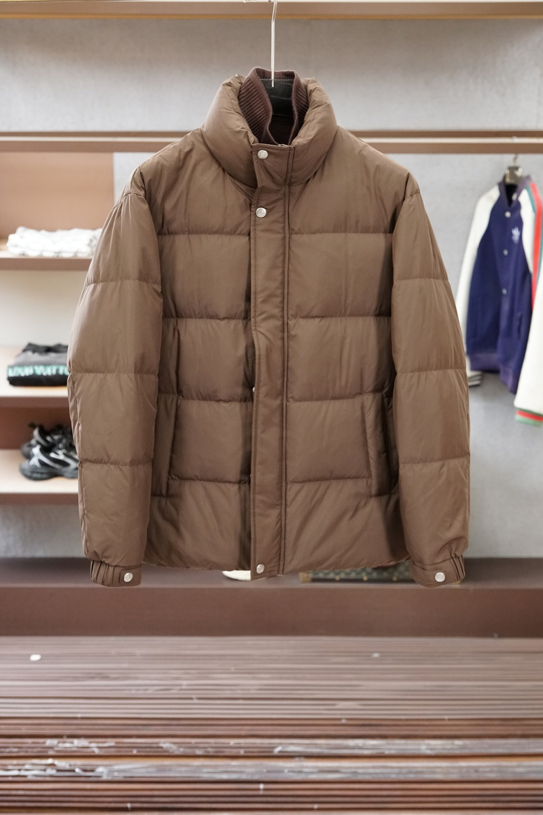 NO:683529,Zegna/2025 new business casual down jacket. Stand-up collar design, same style for men and women, full of fashion sense. The sleeves are made of customized thickened wool fabric to keep warm and stylish; the front and back are filled with 90 white duck down for fluffy warmth; a down jacket suitable for various occasions. [Color]. Beige [Number] 48-56,,zegna,down jacket,19860909杰尼亚/2025新款商务休闲羽绒服.立领设计,男女同款,时尚感满满.袖子采用定制加厚羊毛面料保暖有型；前后填充90白鸭绒蓬松保暖；一款适合多种场合穿搭的羽绒服.【颜色】.米色【码数】48-56,,zegna,down jacket,,Men's clothing