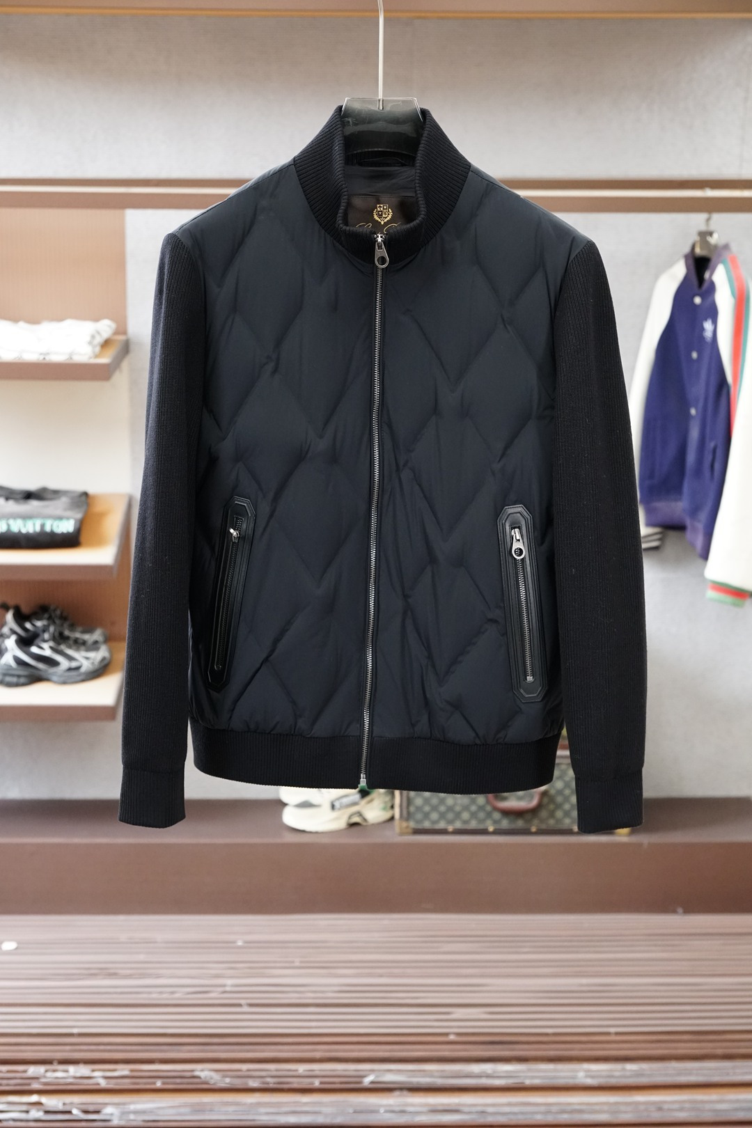 NO:683526,LP-2025 new spliced ​​knitted down jacket. Stand-up collar design, same style for men and women, full of fashion sense. The sleeves are made of custom thickened wool fabric to keep warm and stylish; the front and back are filled with 90 white duck down for fluffy warmth; the classic three stripes on the arms are highly recognizable; a down jacket suitable for various occasions. [Color]. Black [Number] 48-58,, loro piana, down jacket,19860909LP-2025新款拼接针织羽绒服.立领设计,男女同款,时尚感满满.袖子采用定制加厚羊毛面料保暖有型；前后填充90白鸭绒蓬松保暖；手臂经典三条杠辨识度极高；一款适合多种场合穿搭的羽绒服.【颜色】.黑色【码数】48-58,,loro piana,down jacket,,Men's clothing