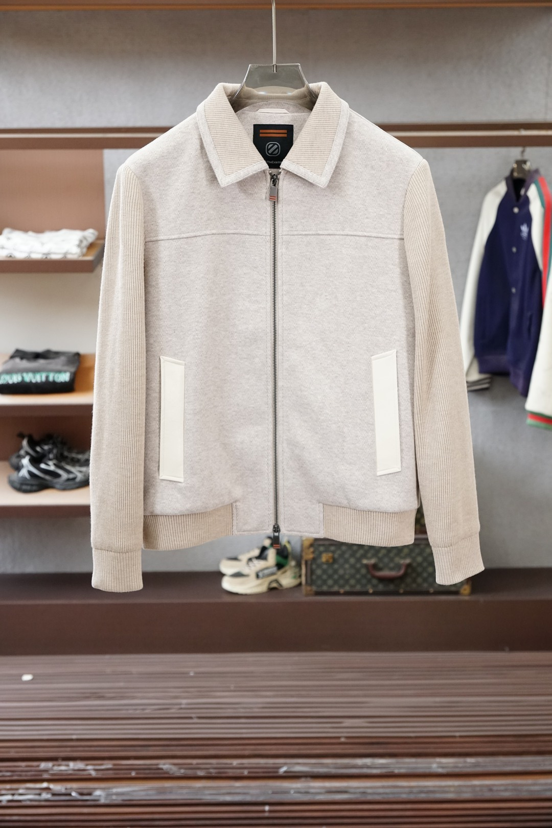 NO:683514,Zegna/2025 new spliced ​​knitted down jacket. Stand-up collar design, same style for men and women, full of fashion sense. The sleeves are made of customized thickened wool fabric to keep warm and stylish; the front and back are filled with 90 white duck down for fluffy warmth; the classic three stripes on the arms are highly recognizable; a down jacket suitable for various occasions. [Color]. Beige [Number] 48-56,,zegna,down jacket,19860909杰尼亚/2025新款拼接针织羽绒服.立领设计,男女同款,时尚感满满.袖子采用定制加厚羊毛面料保暖有型；前后填充90白鸭绒蓬松保暖；手臂经典三条杠辨识度极高；一款适合多种场合穿搭的羽绒服.【颜色】.米色【码数】48-56,,zegna,down jacket,,Men's clothing