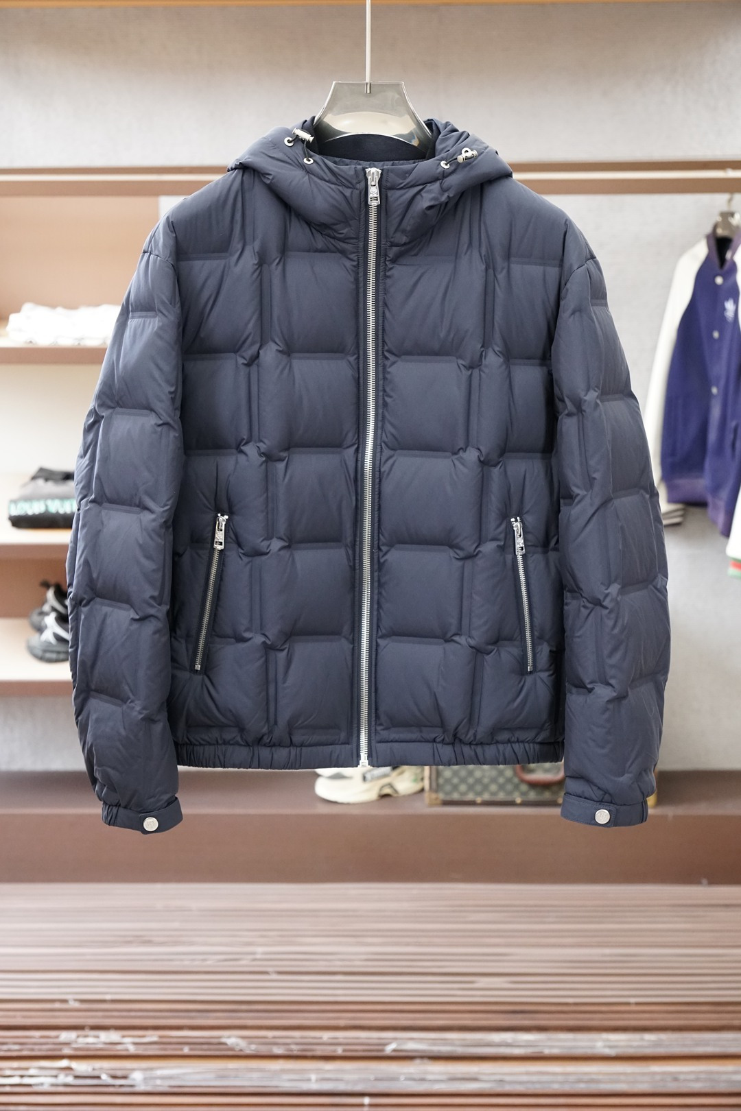 NO:683535,Zegna/2025 new spliced ​​knitted down jacket. Stand-up collar design, same style for men and women, full of fashion sense. The sleeves are made of customized thickened wool fabric to keep warm and stylish; the front and back are filled with 90 white duck down for fluffy warmth; a down jacket suitable for various occasions. [Color]. Black blue, [Number] 48-56,, zegna, down jacket,19860909杰尼亚/2025新款拼接针织羽绒服.立领设计,男女同款,时尚感满满.袖子采用定制加厚羊毛面料保暖有型；前后填充90白鸭绒蓬松保暖；一款适合多种场合穿搭的羽绒服.【颜色】.黑色蓝色,【码数】48-56,,zegna,down jacket,,Men's clothing