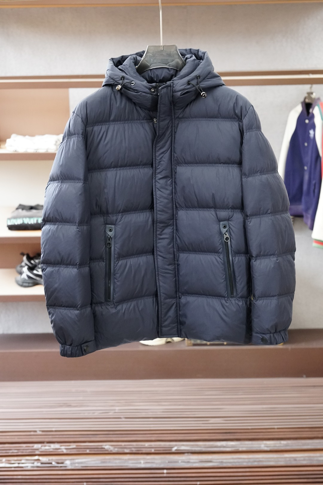 NO:683538,LP/2025 new spliced ​​knitted down jacket. Stand-up collar design, same style for men and women, full of fashion sense. The sleeves are made of customized thickened wool fabric to keep warm and stylish; the front and back are filled with 90 white duck down for fluffy warmth; a down jacket suitable for various occasions. [Color]. Black blue [Number] 48-56,, loro piana, down jacket,19860909LP/2025新款拼接针织羽绒服.立领设计,男女同款,时尚感满满.袖子采用定制加厚羊毛面料保暖有型；前后填充90白鸭绒蓬松保暖；一款适合多种场合穿搭的羽绒服.【颜色】.黑色蓝色【码数】48-56,,loro piana,down jacket,,Men's clothing