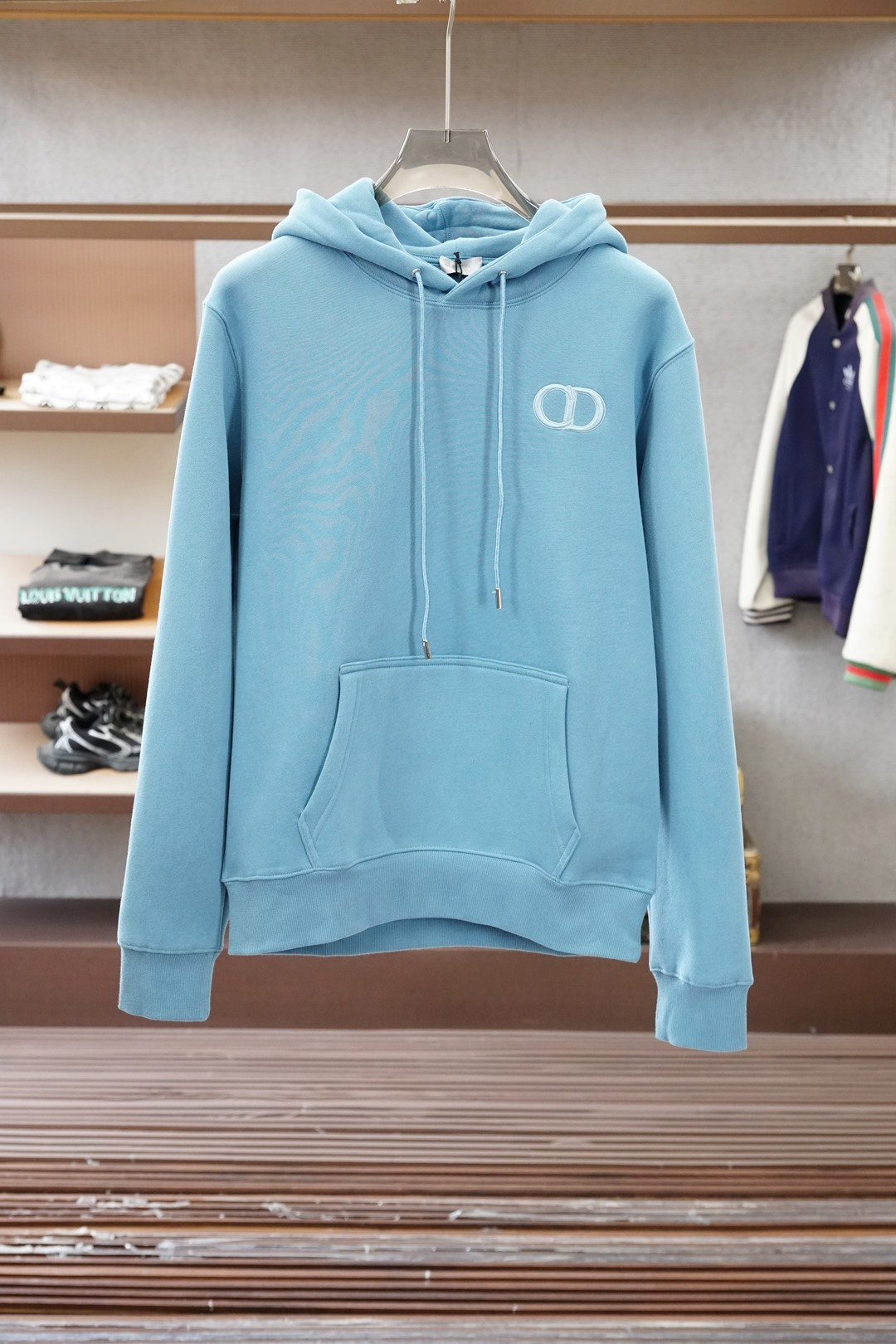 NO:683479,Popular item, counter 1.1 top replica, Dior classic embroidered CD embroidered hooded cotton men's sweatshirt. This hooded sweatshirt is carefully made of cotton fleece. It is soft and comfortable, and is decorated with tonal CD Icon embroidery on the chest to enhance the style. Regular cut, with ribbed cuffs and hem, can be matched with various items to create a fashionable casual look. Colors: black, white, gray, royal blue, noble blue, khaki  Size S-XXL,,dior,dior,hoodie,sweatshirts,hats,19860909爆款,专柜1.1顶级复刻, Dior迪奥经典刺绣CD刺绣连帽纯棉男士卫衣 这款连帽运动衫采用棉质抓绒布精心制作.柔软舒适,胸前饰以同色调 CD Icon 刺绣提升格调.常规剪裁,搭配罗纹袖口和底边,可搭配各式单品,打造时尚的休闲造型. 颜色黑色 白色 灰色 宝蓝色 高贵蓝 卡其色 尺码S-XXL,,dior,dior,hoodie,sweatshirts,hats,,Men's clothing