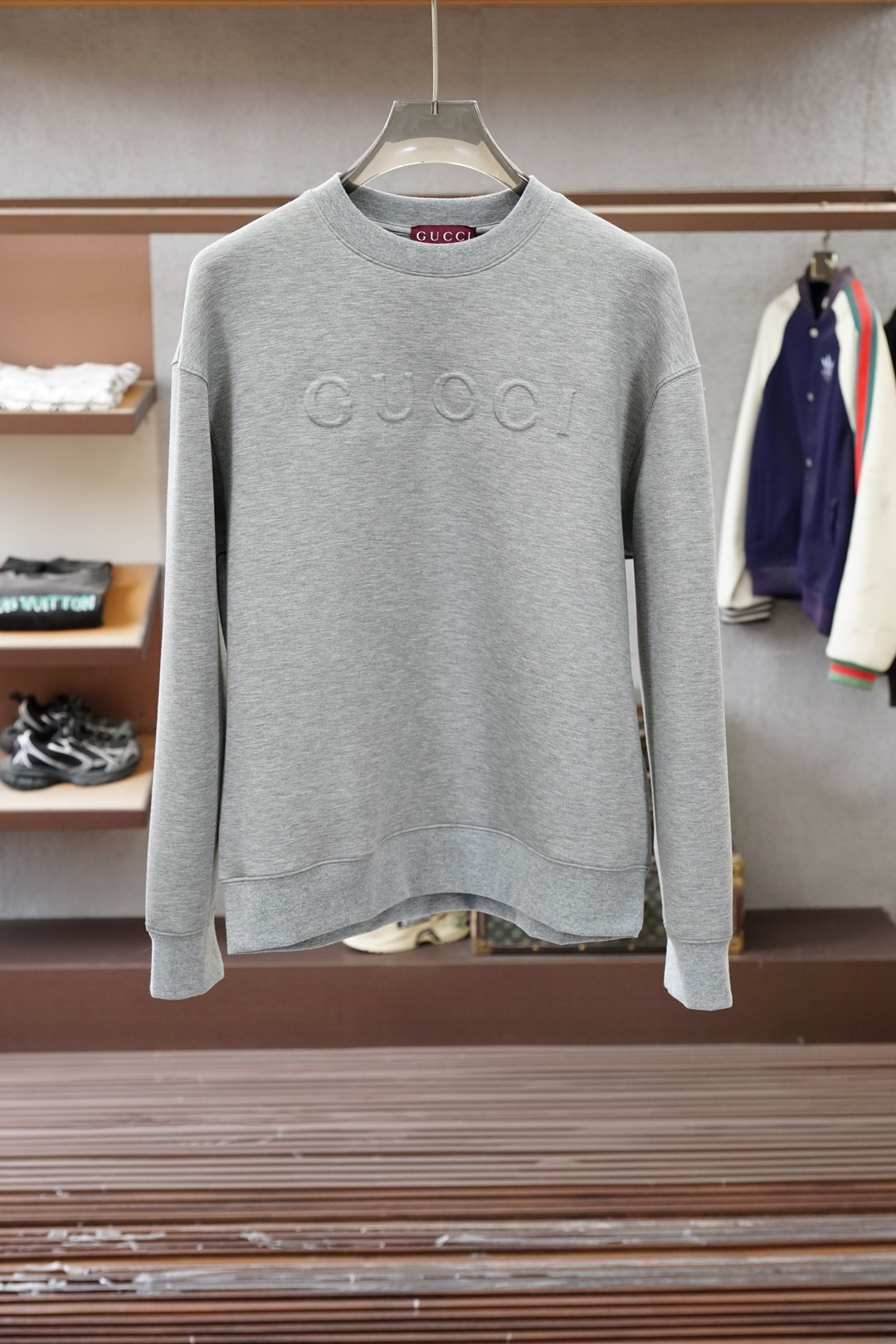 NO:683483,GUCCI/GUCCI's most popular fall and winter model, 1.1 top-notch design, with a relaxed feel in gray tones, full of texture by GUCCI's embossed logo, a lazy and noble natal sweatshirt. GUCCI embossed sweatshirt | The light gray sense of luxury is hidden in every detail. Who knows the low-key luxury of a GUCCI that can be worn in all seasons? The light gray embossed sweatshirt is a must-have!  !  !  Color Gray Size S-XXL,,gucci,hoodie,sweatshirts,19860909古奇/GUCCI秋冬爆款,1.1顶级打造,灰色调的松弛感,被GUCCI的压纹logo拉满质感,慵懒又显贵的本命卫衣 GUCCI压纹卫衣｜浅灰的高级感,藏在每一处细节里 一件能穿四季的GUCCI,浅灰压纹卫衣的低调奢华感谁懂啊必入！！！ 颜色 灰色 尺码S-XXL,,gucci,hoodie,sweatshirts,,Men's clothing