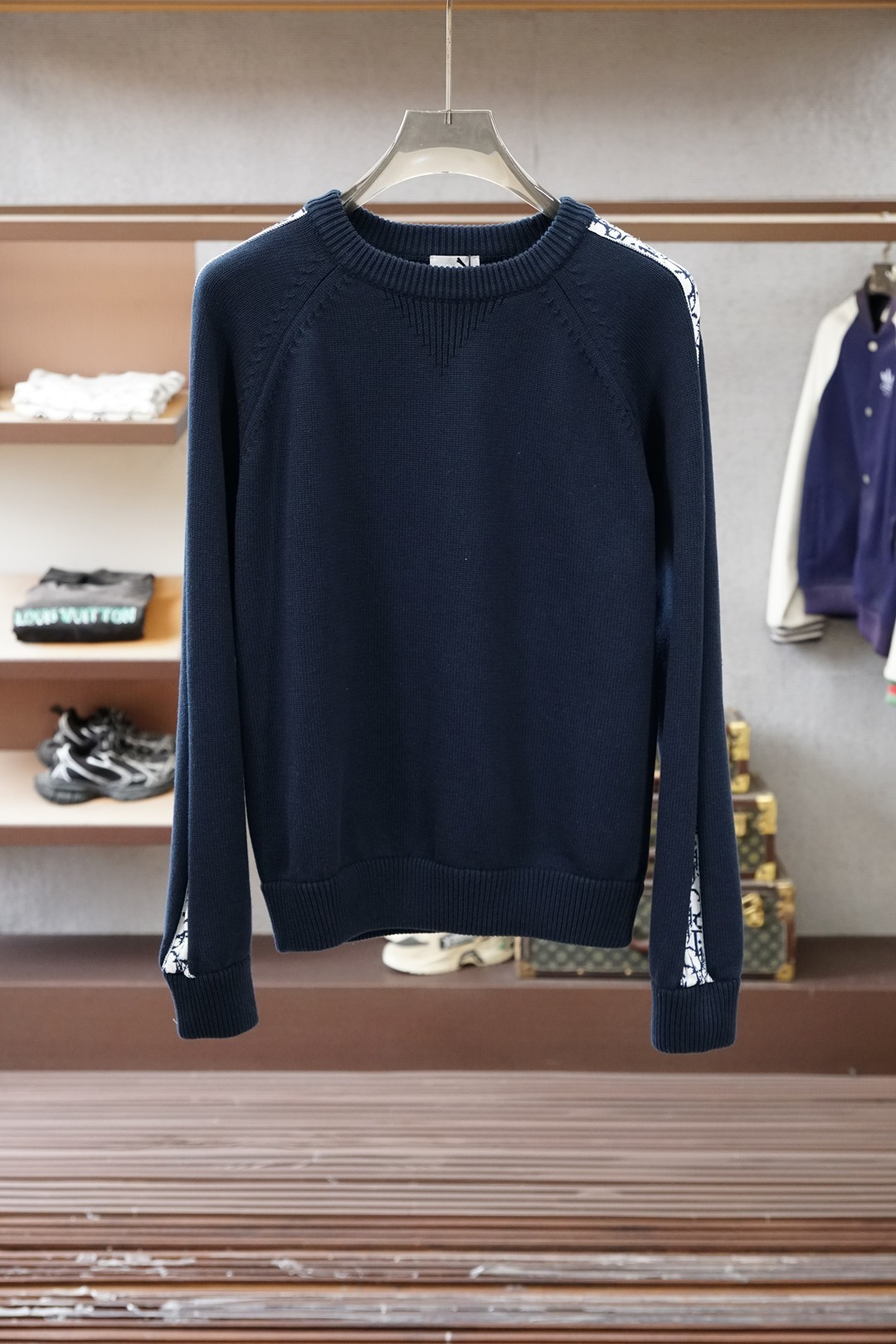 NO:683472,Dior Dior autumn and winter classic men's knitted long-sleeved patchwork crew neck pullover sweater, 1.1 top replica, this sweater pays tribute to the classic pattern. It is carefully made of cotton jersey fabric, and the sleeves are decorated with mulberry silk Oblique printed strip details to create a contrasting effect. Elegant and distinctive, it can be paired with jeans. Color black white blue gray Size S-XXL,, dior, dior, jeans, sweaters,19860909Dior迪奥秋冬经典男士针织长袖拼接圆领套头毛衣,1.1顶级复刻,这款针织衫向经典图案致敬.采用棉质平纹针织面料精心制作,衣袖饰以桑蚕丝 Oblique 印花条形细节,打造对比鲜明的效果.优雅而富有特色,可搭配牛仔裤. 颜色黑色 白色 蓝色 灰色 尺码S-XXL,,dior,dior,jeans,sweaters,,Men's clothing