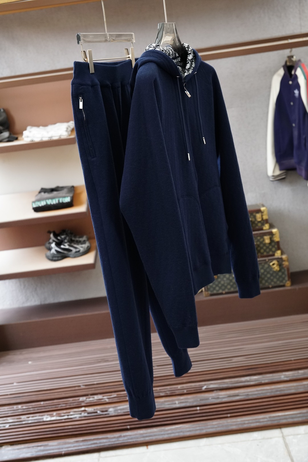 NO:683499,Clothes Pants Dior Classic Autumn and Winter New Suit Wool Composite Jacquard Hooded Zip Jacket Suitable for men and women, the highest version can be compared. This hooded sports jacket is carefully crafted from high-quality Japanese wool and cashmere blended knitted fabrics, integrating classic haute couture temperament into a basic item. It comes with a hood, zipper closure and raglan sleeves, with Dior embroidery on the front and Oblique print all over the inside. Can be worn with matching sports trousers for a sophisticated look. Color white  Sizes S-XXL blue,,,dior,dior,jackets & coats,jackets & coats,hats,19860909衣服 裤子Dior迪奥经典秋冬新款套装羊毛复合提花连帽拉链外套男女同款,最高版本可对比 这款连帽运动夹克采用日本优质羊毛和山羊绒混纺针织面料精心制作,将经典高订气质融入基本款单品.搭配风帽、拉链开合和插肩袖,正面饰以 Dior 刺绣,内侧通体饰以 Oblique 印花.可与配套的运动长裤搭配穿着,打造精致造型. 颜色白色 尺码S-XXL蓝色,,,dior,dior,jackets & coats,jackets & coats,hats,,Men's clothing