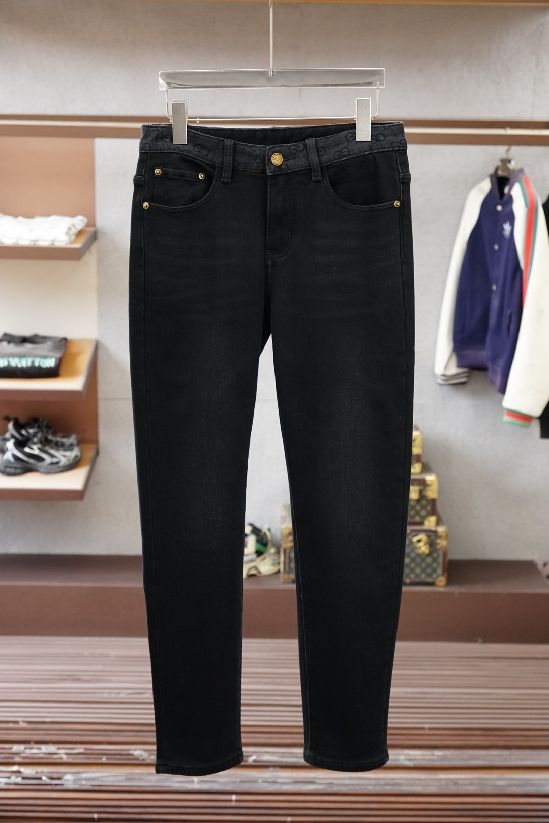 NO:683481,Gucci Gucci, the new style of casual pants and jeans for early autumn, high-end customized series. Imported high-density pure cotton with sand washing process is comfortable, soft and skin-friendly, straight and not easy to wrinkle, simple and clear, super versatile upper body effect, super fashionable and versatile, straight and stylish, a wardrobe must-have!  Suitable for any occasion. 30-38 next day pickup. No,,gucci,jeans,19860909Gucci古奇,新款来早秋新款新款休闲裤牛仔裤,高端定制系列.进口高密度纯棉加沙洗工艺舒适柔软亲肤,笔挺不易起皱,简单明了,超级百搭上身效果超级棒时尚百搭,笔挺有型,衣橱必备！适合任何场合穿着 30-38隔天取货无,,gucci,jeans,,Men's clothing