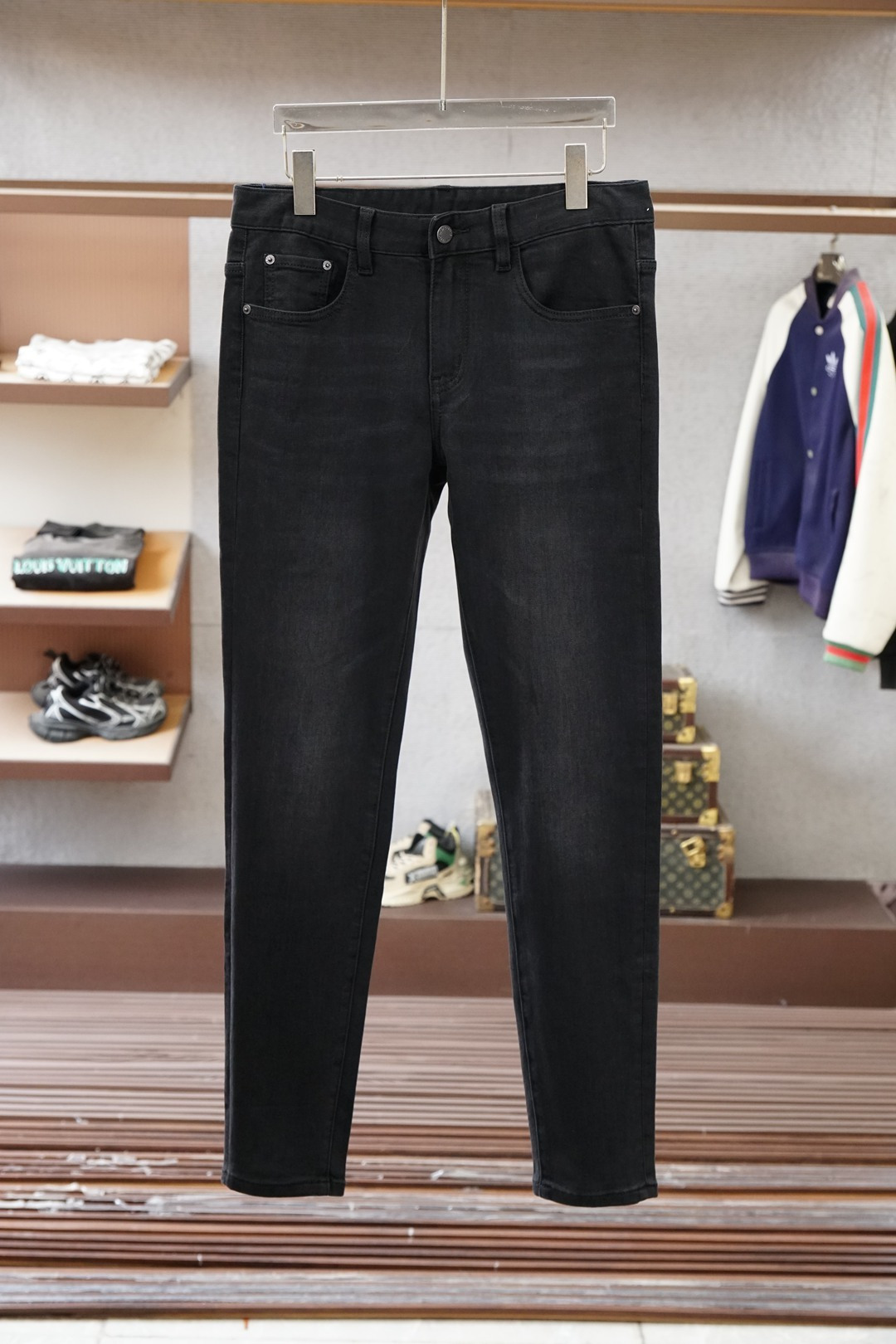 NO:683477,Lv Louis Vuitton - New style casual pants and jeans for early autumn, high-end customized series. Imported high-density pure cotton with sand washing process is comfortable, soft and skin-friendly, straight and not easy to wrinkle, simple and clear, super versatile upper body effect, super fashionable and versatile, straight and stylish, a wardrobe must-have!  Suitable for any occasion 30-38 next day pickup no,,louis vuitton,louis vuitton,jeans,19860909Lv 路易威登- 新款来早秋新款新款休闲裤牛仔裤,高端定制系列.进口高密度纯棉加沙洗工艺舒适柔软亲肤,笔挺不易起皱,简单明了,超级百搭上身效果超级棒时尚百搭,笔挺有型,衣橱必备！适合任何场合穿着 30-38隔天取货无,,louis vuitton,louis vuitton,jeans,,Men's clothing