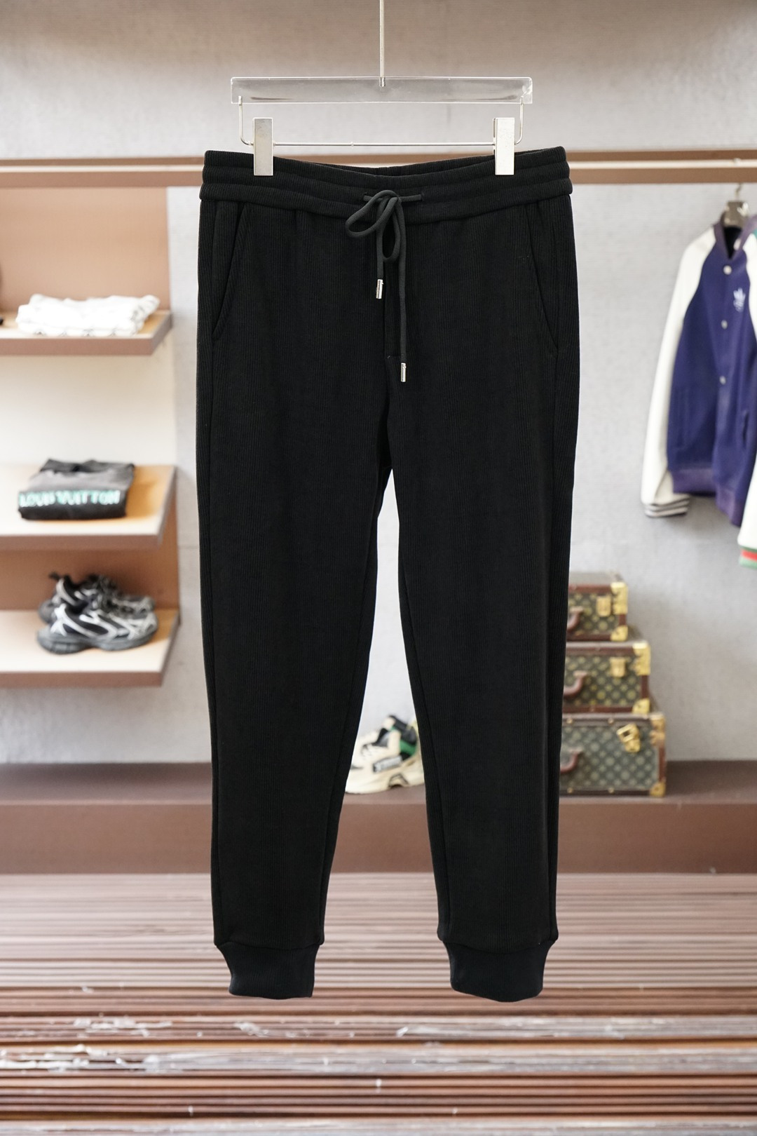 NO:683484,Balenciaga/25 Autumn and Winter# LO mink velvet all-in-one velvet trousers rose. The most indispensable velvet product in autumn and winter, especially the trousers of this brand, is really extremely rare. This model is the latest model on the counter this year. The performance and specifications are online at the same time, making your matching more outstanding and diversified.  Created by splicing styles, this is also the latest street style this year. It is not only an exclusive interpretation, but also major brands have launched this style one after another. It has a luxury similar to fiber pants and takes into account the comfort performance of casual pants. It has a functional style effect, showing more class and fashion performance. Secondly, the trousers are embellished with classic brand elements. This element is definitely a classic among classics. It not only adds to the attraction, but also gives people a bright feeling.  Coupled with the slim fit and three-dimensional cutting design, the upper body is very slim and stylish, and the matching performance is super outstanding. It easily depicts the style and class, giving people a cool and handsome look.,balenciaga,19860909巴黎世家/ 25秋冬# LO水貂绒一体加绒裤玫瑰花 秋冬最不能缺少的加绒产物,尤其是这种品牌的裤装单品,真的是极其的罕见,此款更是本年度的柜台最新款,性能与规格同步在线的高颜值产物,让你的搭配更加的出彩,更具备多元化 风格拼接打造,这也是今年最新的街头风尚,不仅独家在演绎,各大品牌都是相继推出了这种款式它带着类似于纤维裤的奢华兼顾了休闲裤的舒适性能,带着机能风的效果,更显档次与时尚性能感 其次则是裤身经典的品牌元素点缀,这个元素绝对是经典中的经典,增加看点的同时,更是给人一种眼前一亮的感觉 加上修身有度的版型立体裁剪设计,上身十分的显瘦有型,搭配性能超级的出色出彩,轻松的刻画风格段位,给人一种酷帅十足的,,balenciaga,,Men's clothing