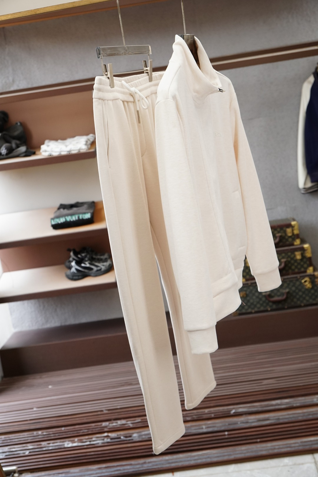 NO:683496,P tops, pants, Prada/suits-new autumn and winter series new products for autumn and winter!  Fashionable men's casual sports suits are made of high-end customized comfortable and warm fabrics, high-weight fabrics, soft and comfortable!  The hand feels delicate and soft. The letters on the chest are embroidered/the upper body is comfortable and breathable. Luxurious classic brand LOGO and big-name style. Luxurious and elegant. Versatile style. Easy to wear. Fine and meticulous workmanship. No pressure when entering and exiting the counter. It is definitely a good product worth buying!  Size M-3XL,,prada,19860909P上衣,裤子, 普拉达/套装-秋冬系列上新 秋冬新品！时尚男士休闲运动套装采用高档定制舒适保暖面料,高克重面料,具备柔软舒适！手感细腻柔软 胸前字母刺绣/上身舒适透气 奢华经典品牌LOGO大牌风范 奢华大气 百搭款式 穿着不挑人 ,做工精细一丝不苟 ,出入专柜无压力 绝对值得人手一件的好货！尺码M-3XL,,prada,,Men's clothing