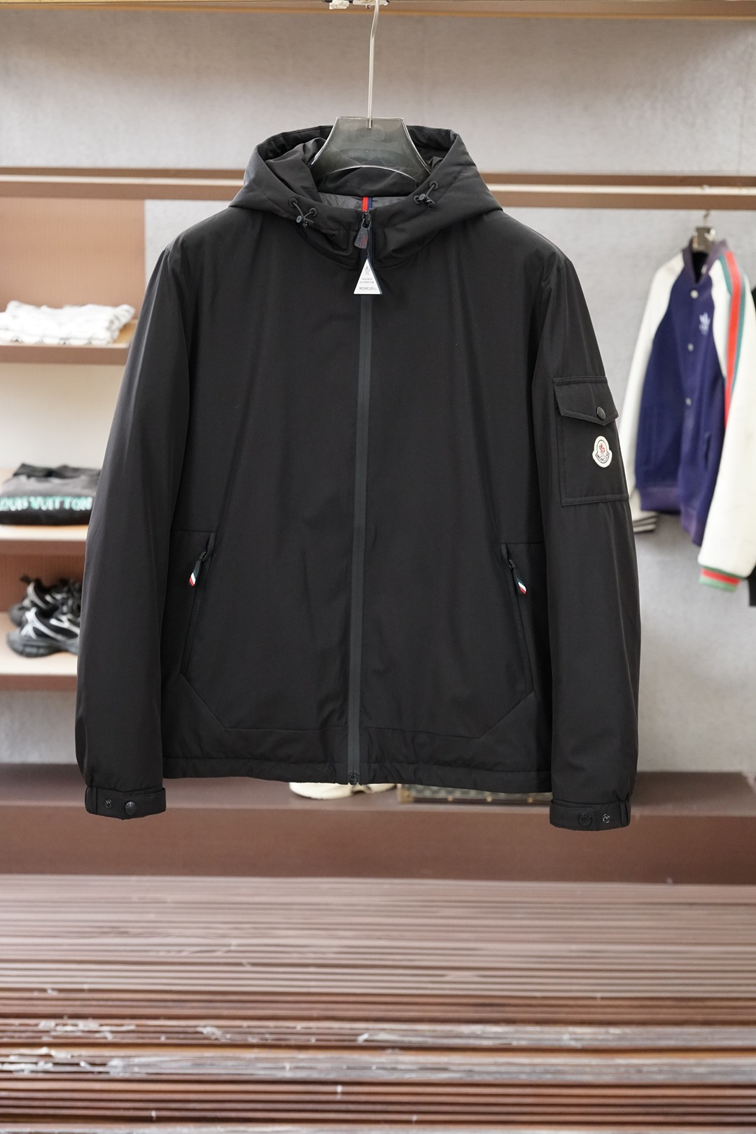 NO:690912,Mengkou - Moncler, Moncler Moncler 25 new hooded down jacket of the same style. This hooded warm piece is equipped with a zipper closure to create an asymmetrical shape. It is decorated with quilting of different sizes to highlight the geometric atmosphere. It is filled with 90 duck down and down. Detachable and adjustable hood. Double snap button closure. Zipper pocket, chest pocket with snap button. Drawstring hem. Sizes 1, 2, 3, 4, 5,, Moncler, Moncler, down jacket, hats,19860909蒙口-Moncler、Moncler盟可睐25新款连帽同款羽绒服 这款连帽保暖单品搭配拉链开合,演绎不对称造型.饰有不同尺寸的绗缝,彰显几何气息 填充90鸭绒羽绒 可拆卸可调节兜帽 双按扣开合 拉链口袋,胸部口袋设有按扣 抽绳下摆 尺码1,2,3,4,5,,Moncler,Moncler,down jacket,hats,,Men's clothing