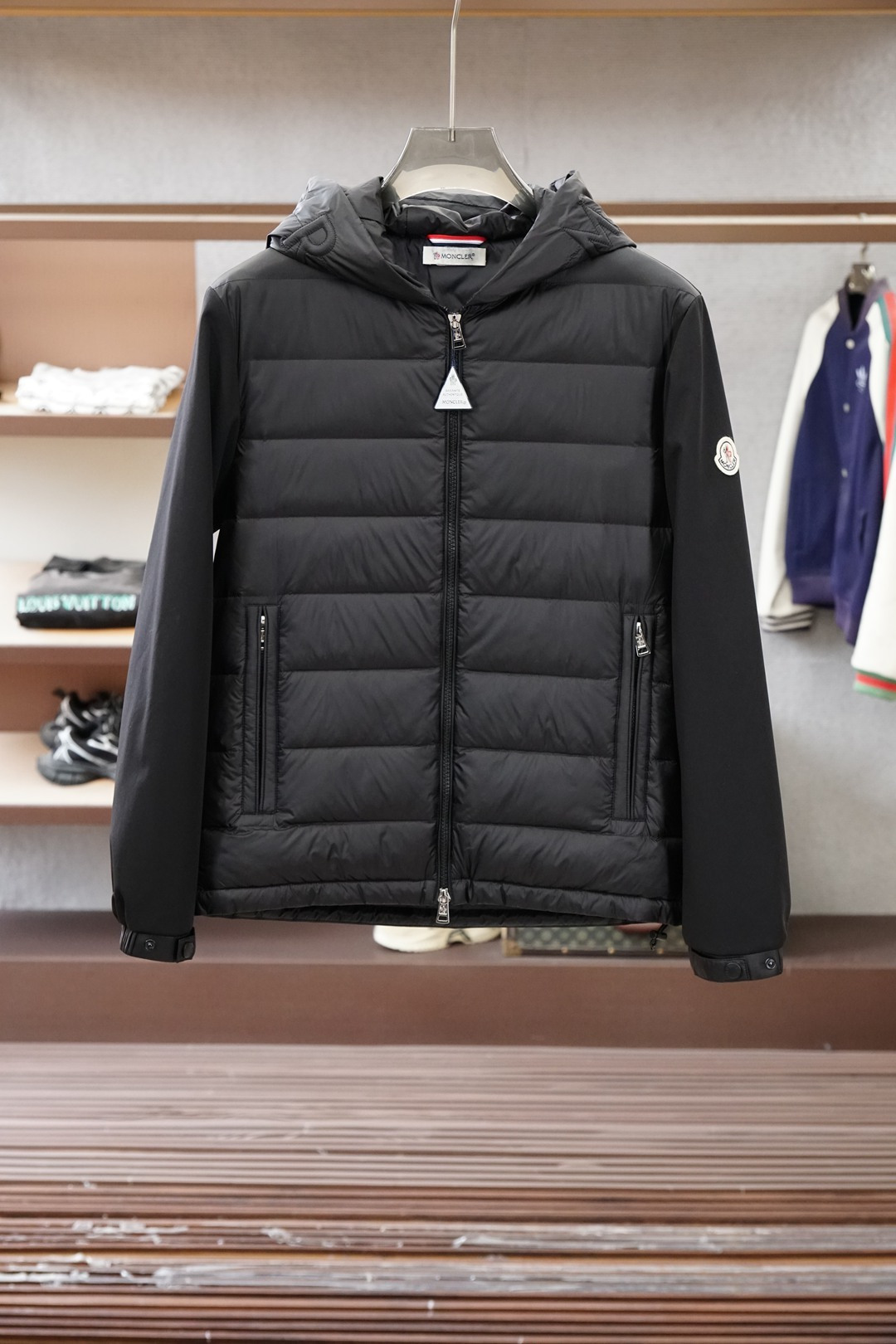 NO:690956,Moncler hooded down｜M-3XL The standard answer for luxury goods that keep you warm in winter. Who can resist a hooded down jacket that is both beautiful and warm?  This black hooded style really appeals to my aesthetic point. It is filled with lightweight quilted down, and the upper body is not bloated at all. It bids farewell to the 'bread feel' of traditional down jackets. The classic round badge logo on the left arm is highly recognizable. The hooded design fits the head so that cold wind cannot get in at all. The zipper pocket can also be used to store small items, making it very practical.  The pure black color is super versatile. It can be worn with sports pants for a casual and trendy style. It can be worn with suit pants for a light and sophisticated texture. It is suitable for commuting, outdoor, and dating. The down craftsmanship of the mask is well-deserved, and the warmth and design are directly combined!  #Moncler #梦口 #DownJacket #Winter Outfit #Luxury Outfit #Men's Down #Light Luxury Outfit,,Moncler,down jacket,business suit,hats,19860909Moncler连帽羽绒｜M-3XL 冬日保暖的奢品标准答案 谁能拒绝一件兼具颜值与保暖的蒙口羽绒服啊！这件黑色连帽款真的长在我的审美点上,轻量化绗缝羽绒填充,上身完全不臃肿,告别传统羽绒服的“面包感” 左臂经典的圆形徽章标辨识度拉满,连帽设计贴合头部,冷风根本钻不进来,拉链口袋还能放随身小物,实用性拉满. 纯黑配色超百搭,搭运动裤是休闲潮范,配西装裤又能穿出轻熟质感,通勤、户外、约会穿都合适. 蒙口的羽绒工艺果然名不虚传,保暖性和设计感直接双在线！ #Moncler #蒙口 #羽绒服 #冬日穿搭 #奢侈品穿搭 #男士羽绒 #轻奢穿搭,,Moncler,down jacket,business suit,hats,,Men's clothing