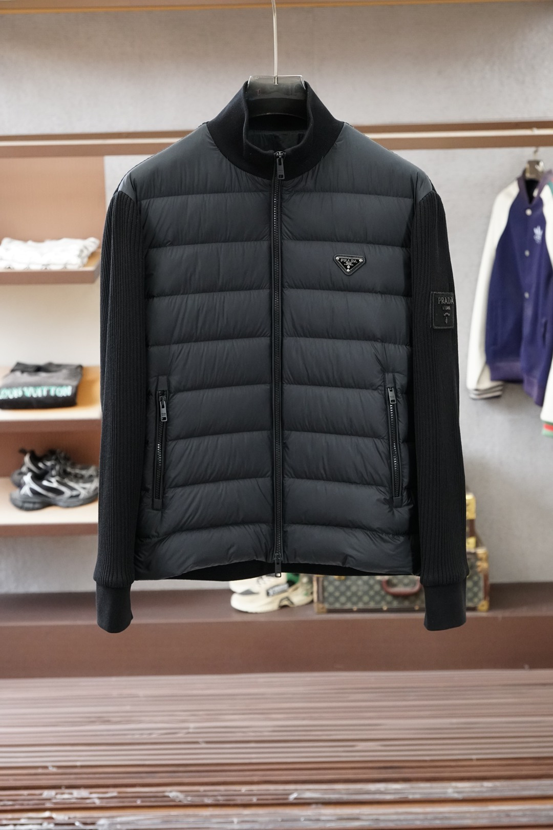 NO:690941,Prada Down Jacket｜Who knows the correct way to open the winter luxury product M-3XL?  This knitted patchwork down jacket from Prada really struck a chord with me. I used to think that luxury down jackets were either too exaggerated or too bulky, until I discovered this one!  The main body is made of quilted down fabric, which keeps you warm without weighing down the body. The sleeves are made of knitted material, which does not restrict your hands at all. This splicing design really understands urban people~ The classic inverted triangle metal logo is low-key and recognizable, and the stand-up collar fits the neck so that cold wind does not come in. The all-black color scheme is super versatile. It looks like a business elite when paired with trousers, and it instantly becomes a casual trendy man when paired with jeans. It is suitable for commuting, dating, and shopping.  The details are also full, the zipper pockets are practical and anti-theft, and the knitted cuffs can be tightened. The texture and practicality of winter wear are directly full!  It can only be said that Prada’s aesthetics have never disappointed anyone #Prada #prada #DownJacket #Men’s Outfit #Winter Outfit #Luxury Outfit #Italian Light Luxury,, prada, prada, jeans, jackets & coats, down jacket,19860909Prada羽绒外套｜冬日奢品的正确打开方式M-3XL 谁懂啊！Prada这件针织拼接羽绒外套真的戳中我了 之前总觉得奢侈品羽绒服要么太浮夸要么太臃肿,直到挖到这一件！ 主体是绗缝羽绒面料,保暖又不压身,袖子换成了针织材质,抬手一点不束缚,这个拼接设计真的太懂都市人了～ 经典的倒三角金属标低调又有辨识度,立领贴合颈部,冷风根本灌不进来 通体黑的配色超百搭,搭西裤是商务精英,配牛仔裤又秒变休闲潮男,通勤/约会/逛街穿都合适. 细节也拉满,拉链口袋实用又防盗,针织袖口还能收紧,冬日穿搭的质感和实用性直接拉满！ 只能说Prada的审美,果然从没让人失望过 #Prada #普拉达 #羽绒服 #男士穿搭 #冬日穿搭 #奢侈品穿搭 #意式轻奢,,prada,prada,jeans,jackets & coats,down jacket,,Men's clothing