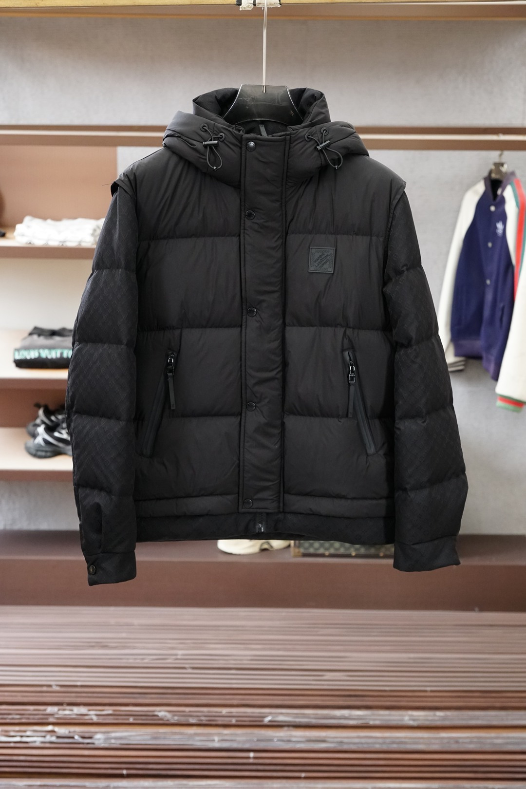 NO:690964,LV down jacket is a ceiling piece worn by nobles in winter. LV down jacket directly combines winter texture and warmth. Finally, you don’t have to choose between luxury brand style and winter needs!  The classic presbyopic splicing/pure black minimalist version is perfect, not bulky or weighing down the body, the lightweight down filling is fluffy and light, the upper body is neat and does not look bulky, boys wear it with a sense of nobility. The iconic LV logo is a low-key finishing touch, whether it is a dark pattern embossing or a metal nameplate, the details are full of luxury accents, unobtrusive but self-recognizable.  The hooded/stand-up collar design firmly locks in temperature, windproof cuffs + large-capacity zipper pockets, good looks and practicality, suitable for commuting in the morning, weekend dates, and business meetings. Pairing a turtleneck with trousers is a refined gentleman, and a sweatshirt + jeans is a trendy and cool man. One piece unlocks N ways to wear it, and it can support LV’s sense of winter luxury throughout the winter. It really knows how to control people’s hearts #LV #Louis Vuitton #LV Down Jacket #Winter Outfit #Men’s Luxury Outfit  #大 noble outfit #秋 Winter jersey #light luxury down jacket #boys winter wear Copywriting 2 Niche design models | Adaptable splicing/contrast color models The LV down jackets that have been asked about are niche and non-contrasting models that are too fragrant. In autumn and winter, refuse to be ruined on the street!  This LV spliced down jacket is a direct hit. It breaks the stereotype of traditional luxury brand down and directly enhances the sense of design. The body is quilted with down to lock in warmth and style, and the spliced leather/presbyopia webbing details give a pure black outfit an instant sense of layering. It is not exaggerated but has its own eye-catching features. The neat tailoring is suitable for all kinds of body shapes, and the slightly loose version is not unflattering. It can be worn neatly whether you are a strong or a thin person.  The iconic elements are hidden in ingenuity, low-key and unobtrusive, and those who understand will naturally understand the high-end texture, keeping warm while adding style,,louis vuitton,louis vuitton,hoodie,sweatshirts,jeans,sweaters,down jacket,hats,19860909LV羽绒服 冬日显贵穿搭天花板件LV羽绒服直接焊死冬日质感与保暖终于不用在奢牌格调跟过冬刚需里做选择了！经典老花拼接/纯黑极简版型太绝,不臃肿不压身,轻量化羽绒填充蓬松又轻盈,上身利落不显壮,男生穿自带贵气氛围感标志性LV标识低调点睛,不管是暗纹压印还是金属铭牌,细节里全是奢品腔调,不张扬却自带辨识度 连帽/立领设计牢牢锁温,防风收口+大容量拉链口袋,颜值实用性双在线,通勤赶早、周末约会、商务会面穿都适配 搭高领毛衣+西裤是精致绅士,配卫衣+牛仔裤是潮酷型男,一件解锁N种穿法,整个冬天的体面全靠它撑住 LV的冬日奢感,真的懂拿捏人心 #LV #路易威登 #LV羽绒服 #冬日穿搭 #男士奢品穿搭 #显贵穿搭 #秋冬战袍 #轻奢羽绒服 #男生冬日穿搭 文案2 小众设计款｜适配拼接/撞色款 被问爆的LV羽绒服 小众不撞款太香了 秋冬拒绝烂大街！这件LV拼接羽绒服直接封神 打破对传统奢牌羽绒的刻板印象,设计感直接拉满 衣身绗缝羽绒锁温又有型,拼接皮质/老花织带细节,让纯黑穿搭瞬间有层次感,不浮夸却自带吸睛点 利落剪裁适配各种身材,微宽松版型不挑人,不管是壮硕身材还是瘦子都能穿出利落感 标志性元素暗藏巧思,低调不张扬,懂的人自然懂的高阶质感,保暖的同时把腔调,,louis vuitton,louis vuitton,hoodie,sweatshirts,jeans,sweaters,down jacket,hats,,Men's clothing