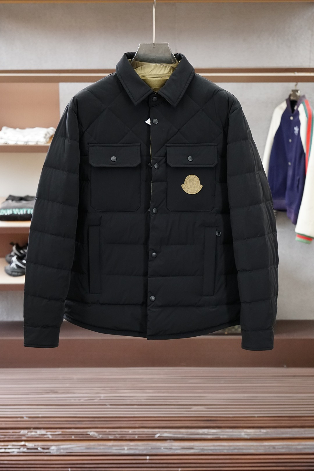 NO:690910,Moncler, Moncler Moncler 25 new stand-collar down jacket. This hooded warm piece is equipped with a zipper closure to create an asymmetrical shape. It is decorated with quilting of different sizes to highlight the geometric atmosphere. It is filled with 90 duck down. Detachable and adjustable hood. Double snap button closure. Zipper pocket, chest pocket with snap button. Drawstring hem. Sizes 1, 2, 3, 4, 5,, Moncler, Moncler, down jacket, hats,19860909蒙口-Moncler、Moncler盟可睐25新款立领款羽绒服 这款连帽保暖单品搭配拉链开合,演绎不对称造型.饰有不同尺寸的绗缝,彰显几何气息 填充90鸭绒羽绒 可拆卸可调节兜帽 双按扣开合 拉链口袋,胸部口袋设有按扣 抽绳下摆 尺码1,2,3,4,5,,Moncler,Moncler,down jacket,hats,,Men's clothing