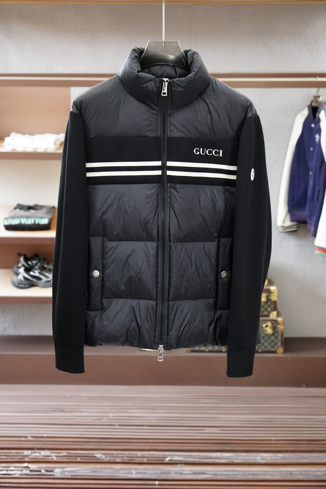 NO:690968,Gucci Down | The winter luxury products in three colors are so fragrant. This set of Gucci knitted sleeve down jackets made me have difficulty choosing!  The three colors of black, navy blue, and military green have their own charms, and I want to have each of them in my pocket. What strikes me the most is the spliced design of the knitted sleeves. The down body is fluffy and warm, and the knitted sleeves are soft and flexible. There is no sense of restraint when raising the hands. This detailed design really knows how to wear. The white stripes + embroidered Gucci logo on the body are the finishing touch. The classic brand elements are low-key and recognizable. They are not too ostentatious, but they cannot hide the style of luxury goods.  The stand-up collar fits the neck to lock in temperature, the zipper pockets are practical and anti-theft, and the ribbed cuffs can also prevent wind, which directly improves warmth and practicality. The black model is cool and versatile, the navy blue model is calm and elegant, and the military green model is niche and non-contrasting. Whether it is worn with jeans or trousers, it can be worn in different styles, suitable for commuting, dating, and parties. Gucci's control of color and design has never disappointed~,,gucci,jeans,down jacket,19860909Gucci羽绒｜三色入的冬日奢品太香了 Gucci这组针织袖羽绒服直接让我选择困难症犯了！黑、藏青、军绿三个配色各有韵味,每一款都想收入囊中～最戳我的是针织袖拼接设计,羽绒衣身蓬松保暖,针织袖子柔软又灵活,抬手完全没有束缚感,这个细节设计真的太懂穿搭了. 衣身的白条纹+刺绣Gucci标是点睛之笔,经典的品牌元素低调又有辨识度,不会过于张扬,却藏不住奢品的格调. 立领贴合颈部锁温,拉链口袋实用又防盗,罗纹收口的袖口还能防风,保暖性和实用性直接拉满 黑色款酷帅百搭,藏青款沉稳显气质,军绿款小众不撞款,不管是搭牛仔裤还是西裤,都能穿出不一样的风格,通勤、约会、聚会穿都合适. Gucci对色彩和设计的把控,果然从来没让人失望过～,,gucci,jeans,down jacket,,Men's clothing