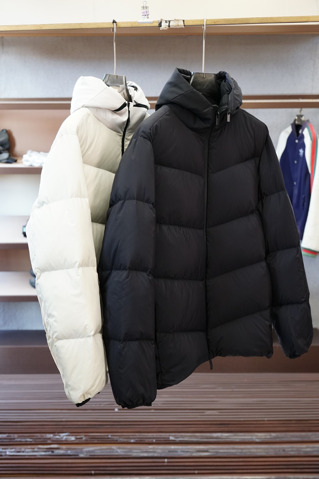 NO:690937,High-quality goose down version/hot style down jacket for the mouth, a top-notch luxury brand that keeps you warm in winter. This gray down jacket is a god!  The classic diamond quilting + detachable hood design is full of practicality. The high-end gray color is low-key and noble. Whether it is worn with a sweater or a turtleneck, it has a great atmosphere~ The iconic small armband logo is the finishing touch. It has a luxury brand texture that is instantly recognizable. It is full of filling but not bloated. It has both warmth and appearance in winter. It is a proper C-level model for your winter wardrobe. #Moncler #luxury brand down jacket  # WinterWarmWear #High-end wear,,Moncler,hoodie,sweatshirts,down jacket,hats,19860909高货鹅绒版本/蒙口爆款羽绒服,冬日保暖的奢牌顶流 这件灰色羽绒服直接封神了！ 经典的菱格绗缝+可拆卸连帽设计,实用性拉满,高级灰的配色低调又显贵,不管是搭卫衣还是高领衫都超有氛围感～ 标志性的袖标小logo是点睛之笔,一眼就能认出的奢牌质感,填充饱满却不臃肿,冬日保暖和颜值两不误,妥妥的冬日衣橱C位款 #蒙口羽绒服 #Moncler #奢牌羽绒服 #冬日保暖穿搭 #高级感穿搭,,Moncler,hoodie,sweatshirts,down jacket,hats,,Men's clothing