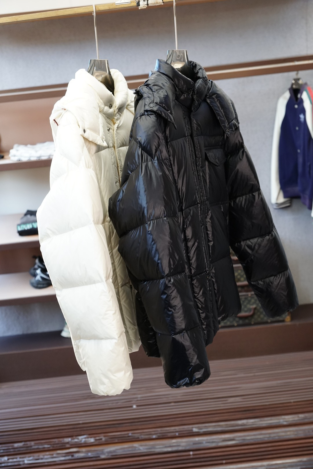 NO:690928,High quality goose down version/hot style bread coat down jacket, a top-notch luxury brand that keeps you warm in winter. This gray down jacket is a god!  The classic diamond quilting + detachable hood design is full of practicality. The high-end gray color is low-key and noble. Whether it is worn with a sweater or a turtleneck, it has a great atmosphere~ The iconic small armband logo is the finishing touch. It has a luxury brand texture that is instantly recognizable. It is full of filling but not bloated. It has both warmth and appearance in winter. It is a proper C-level model for your winter wardrobe. #Moncler #luxury brand down jacket  # WinterWarmWear #High-end wear,,Moncler,hoodie,sweatshirts,down jacket,hats,19860909高货鹅绒版本/蒙口爆款面包服羽绒服,冬日保暖的奢牌顶流 这件灰色羽绒服直接封神了！ 经典的菱格绗缝+可拆卸连帽设计,实用性拉满,高级灰的配色低调又显贵,不管是搭卫衣还是高领衫都超有氛围感～ 标志性的袖标小logo是点睛之笔,一眼就能认出的奢牌质感,填充饱满却不臃肿,冬日保暖和颜值两不误,妥妥的冬日衣橱C位款 #蒙口羽绒服 #Moncler #奢牌羽绒服 #冬日保暖穿搭 #高级感穿搭,,Moncler,hoodie,sweatshirts,down jacket,hats,,Men's clothing