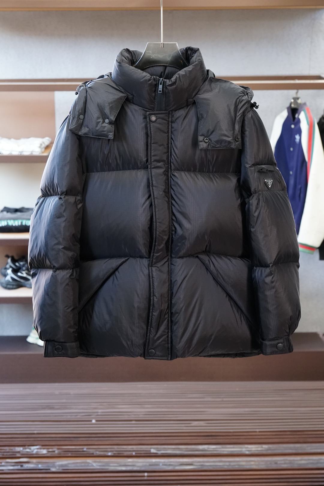 NO:690930,High-quality goose down version - Prada Down Jacket, a top-notch luxury brand that keeps you warm in winter. This gray down jacket is a god!  The classic diamond quilting + detachable hood design is full of practicality. The high-end gray color is low-key and noble. Whether it is worn with a sweater or a turtleneck, it has a great atmosphere~ The iconic small armband logo is the finishing touch. It has a luxury brand texture that is instantly recognizable. It is full of filling but not bloated. It has both warmth and appearance in winter. It is a proper C-level model for your winter wardrobe. #Moncler #luxury brand down jacket  # WinterWarmWear #High-end wear, prada, prada, Moncler, hoodie, sweatshirts, down jacket, hats,19860909高货鹅绒版本- Prada普拉达/服羽绒服,冬日保暖的奢牌顶流 这件灰色羽绒服直接封神了！ 经典的菱格绗缝+可拆卸连帽设计,实用性拉满,高级灰的配色低调又显贵,不管是搭卫衣还是高领衫都超有氛围感～ 标志性的袖标小logo是点睛之笔,一眼就能认出的奢牌质感,填充饱满却不臃肿,冬日保暖和颜值两不误,妥妥的冬日衣橱C位款 #蒙口羽绒服 #Moncler #奢牌羽绒服 #冬日保暖穿搭 #高级感穿搭,,prada,prada,Moncler,hoodie,sweatshirts,down jacket,hats,,Men's clothing