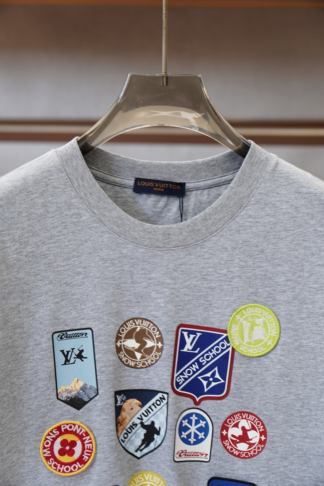 LV-2026早春双层工艺印花➕刺绣 迸发街头风格与奢华时尚的创意火花。圆领印花➕刺绣标识棉质短袖T恤 