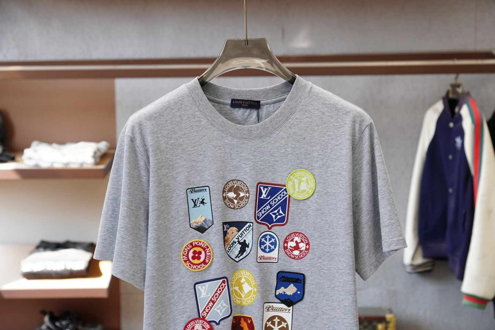 LV-2026早春双层工艺印花➕刺绣 迸发街头风格与奢华时尚的创意火花。圆领印花➕刺绣标识棉质短袖T恤 