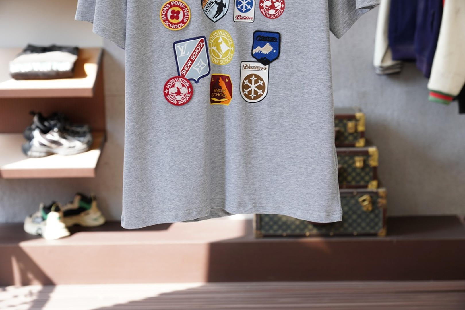 LV-2026早春双层工艺印花➕刺绣 迸发街头风格与奢华时尚的创意火花。圆领印花➕刺绣标识棉质短袖T恤 