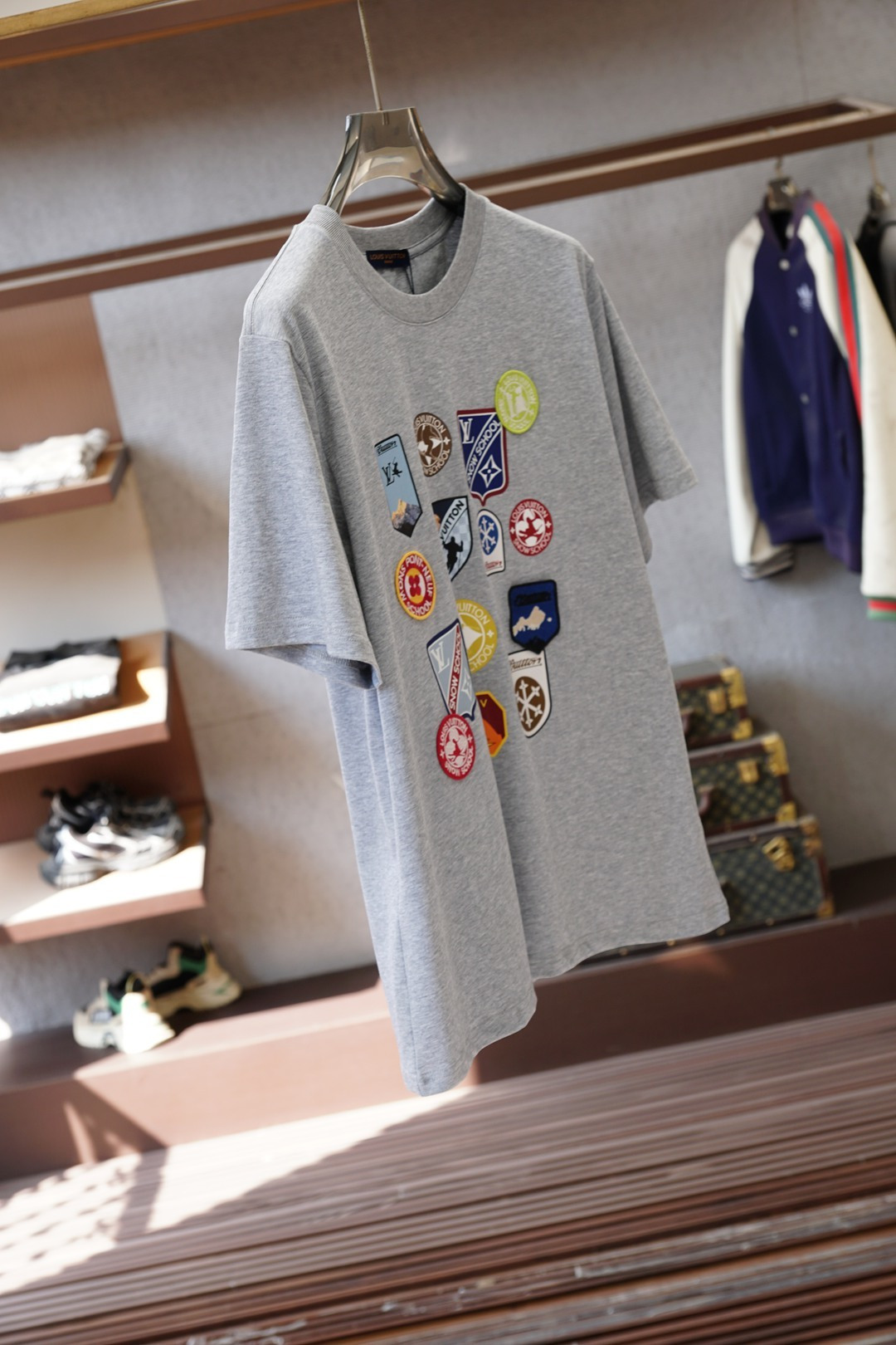 LV-2026早春双层工艺印花➕刺绣 迸发街头风格与奢华时尚的创意火花。圆领印花➕刺绣标识棉质短袖T恤 