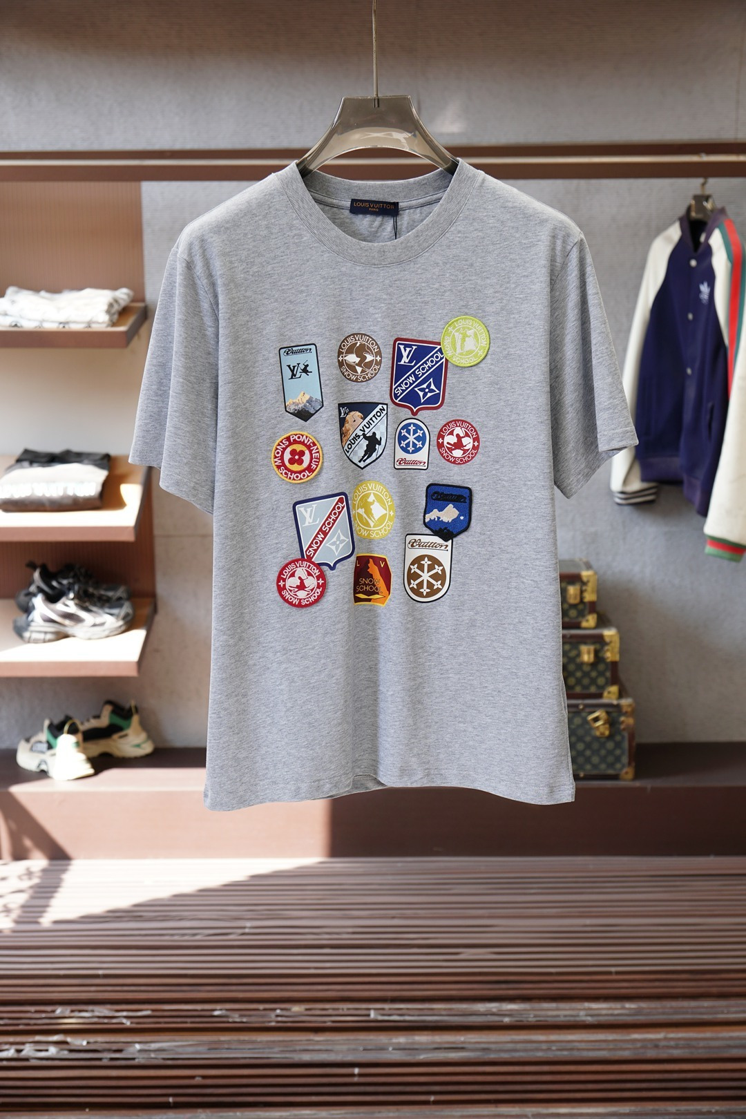 LV-2026早春双层工艺印花➕刺绣 迸发街头风格与奢华时尚的创意火花。圆领印花➕刺绣标识棉质短袖T恤 
