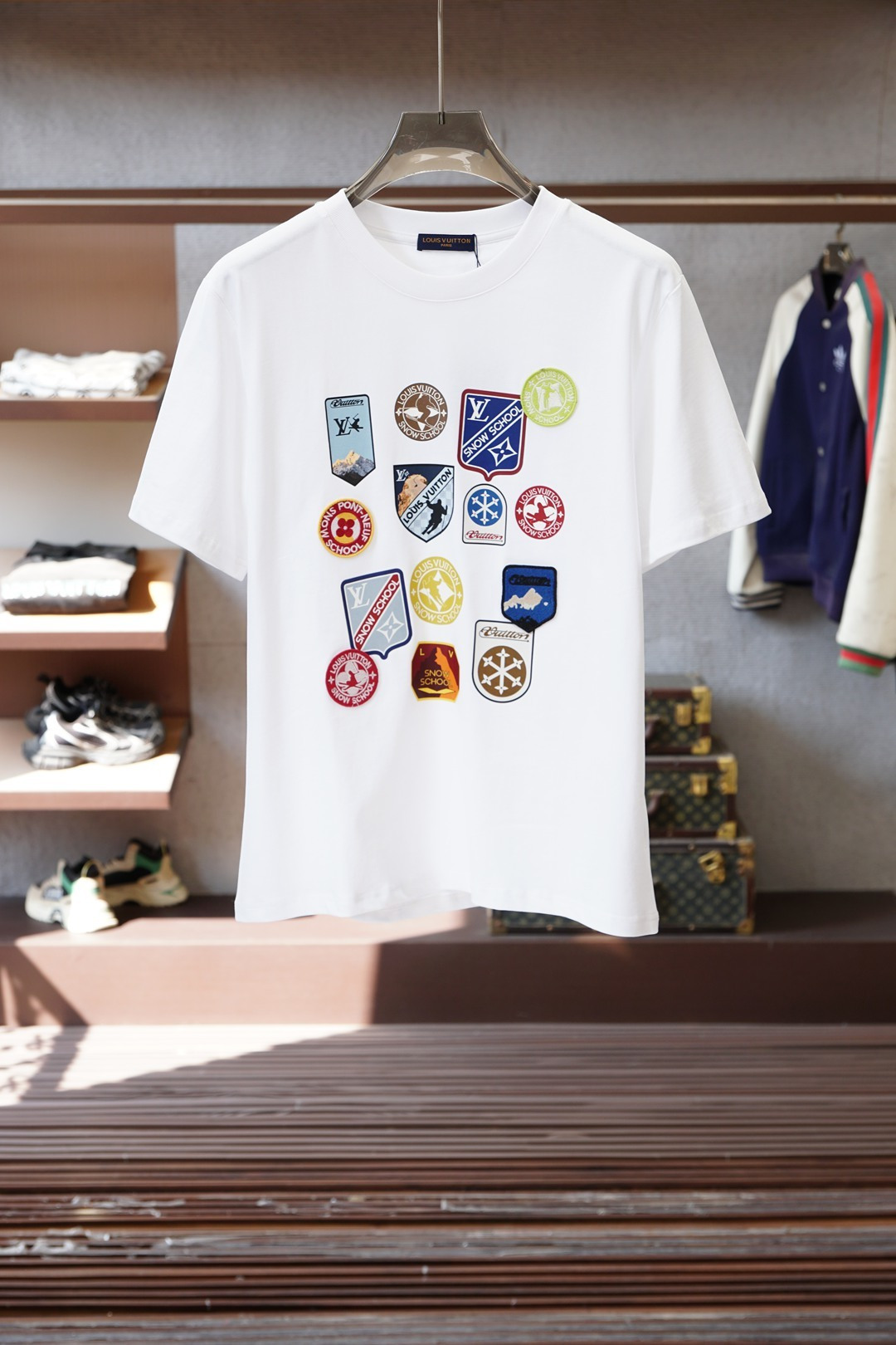 LV-2026早春双层工艺印花➕刺绣 迸发街头风格与奢华时尚的创意火花。圆领印花➕刺绣标识棉质短袖T恤 