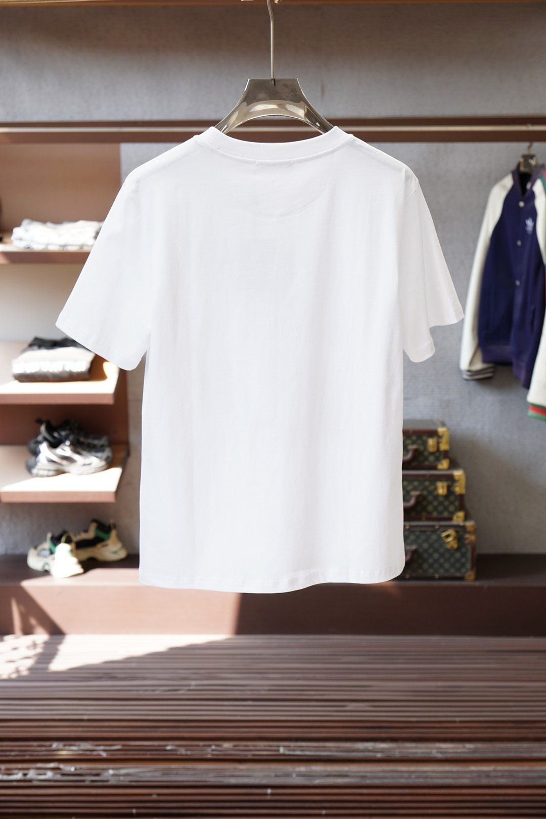 LV-2026早春双层工艺印花➕刺绣 迸发街头风格与奢华时尚的创意火花。圆领印花➕刺绣标识棉质短袖T恤 