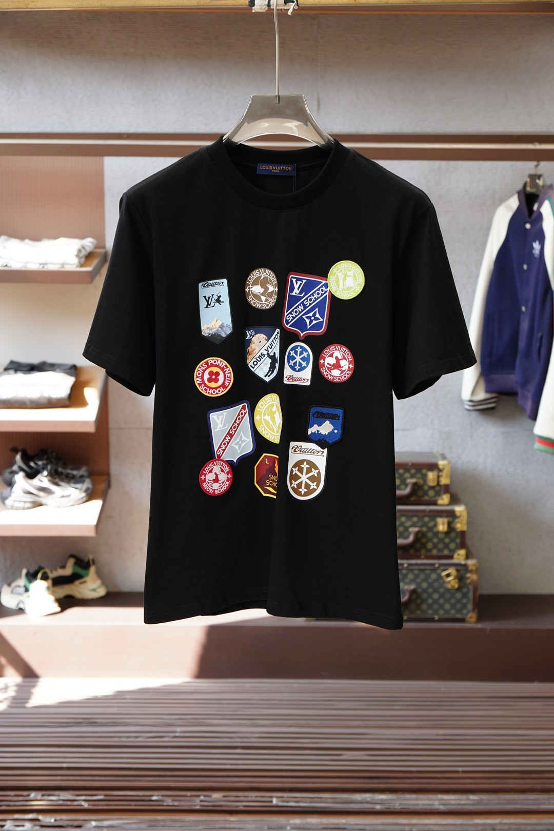 LV-2026早春双层工艺印花➕刺绣 迸发街头风格与奢华时尚的创意火花。圆领印花➕刺绣标识棉质短袖T恤 
