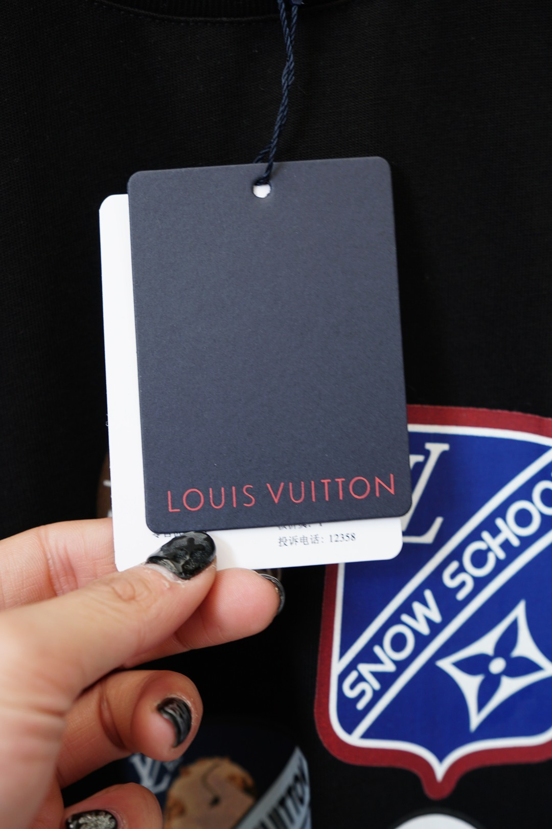 LV-2026早春双层工艺印花➕刺绣 迸发街头风格与奢华时尚的创意火花。圆领印花➕刺绣标识棉质短袖T恤 