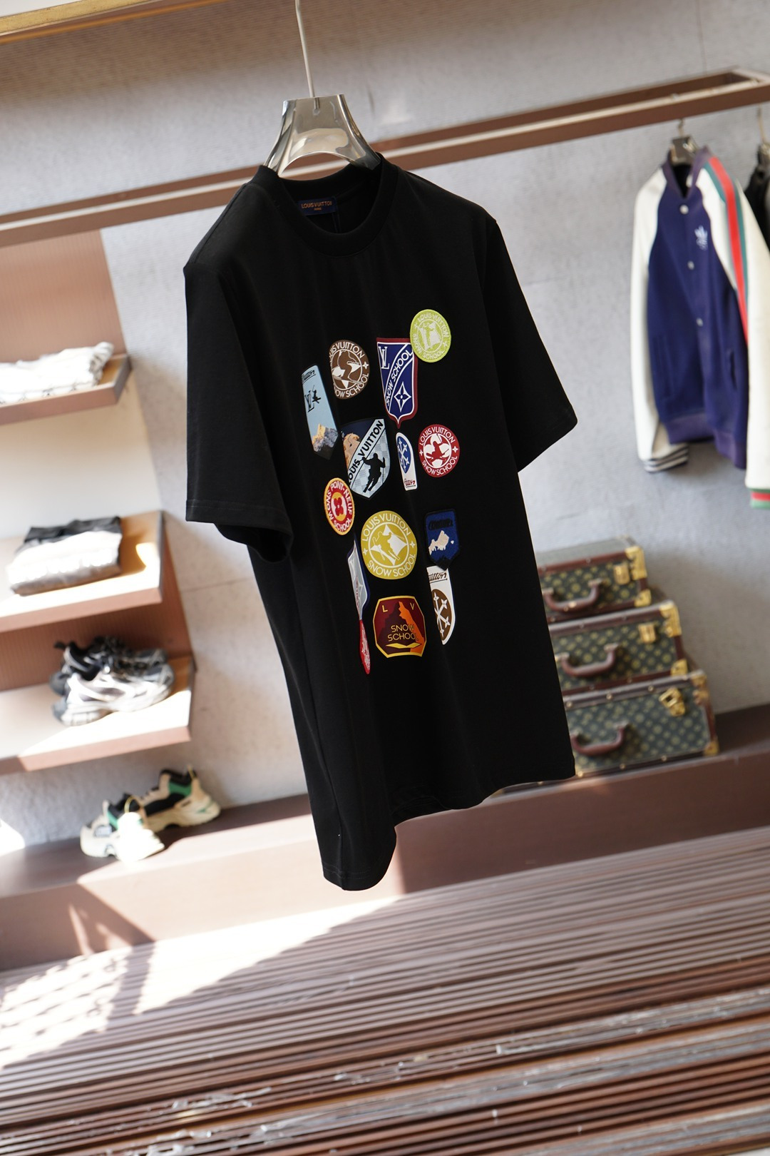 LV-2026早春双层工艺印花➕刺绣 迸发街头风格与奢华时尚的创意火花。圆领印花➕刺绣标识棉质短袖T恤 