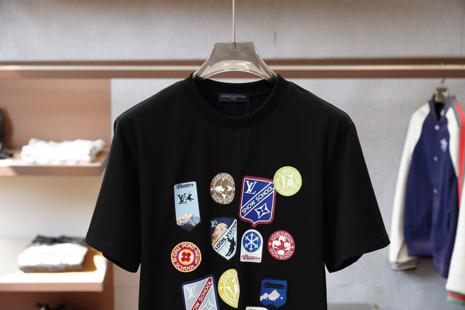 LV-2026早春双层工艺印花➕刺绣 迸发街头风格与奢华时尚的创意火花。圆领印花➕刺绣标识棉质短袖T恤 