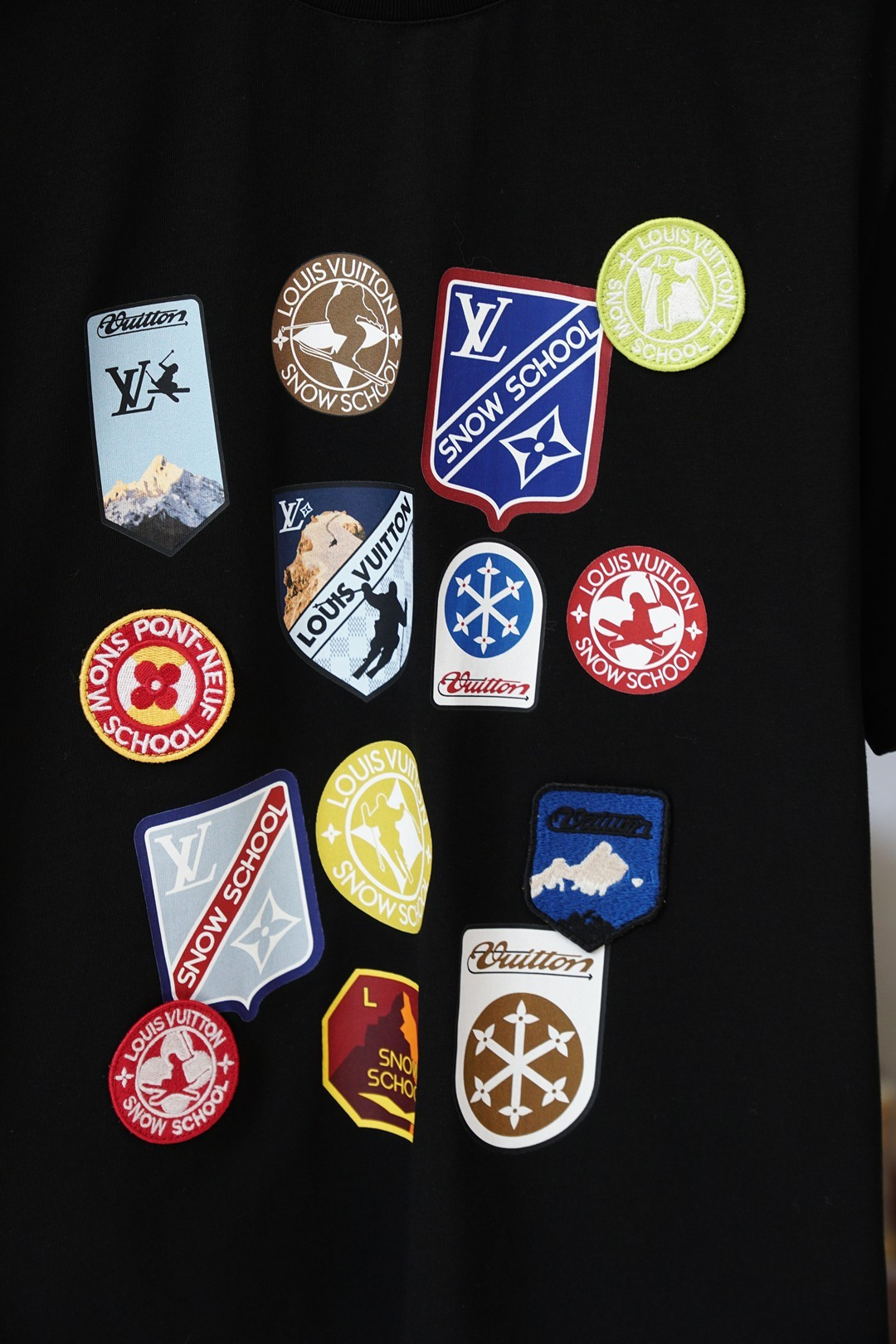 LV-2026早春双层工艺印花➕刺绣 迸发街头风格与奢华时尚的创意火花。圆领印花➕刺绣标识棉质短袖T恤 