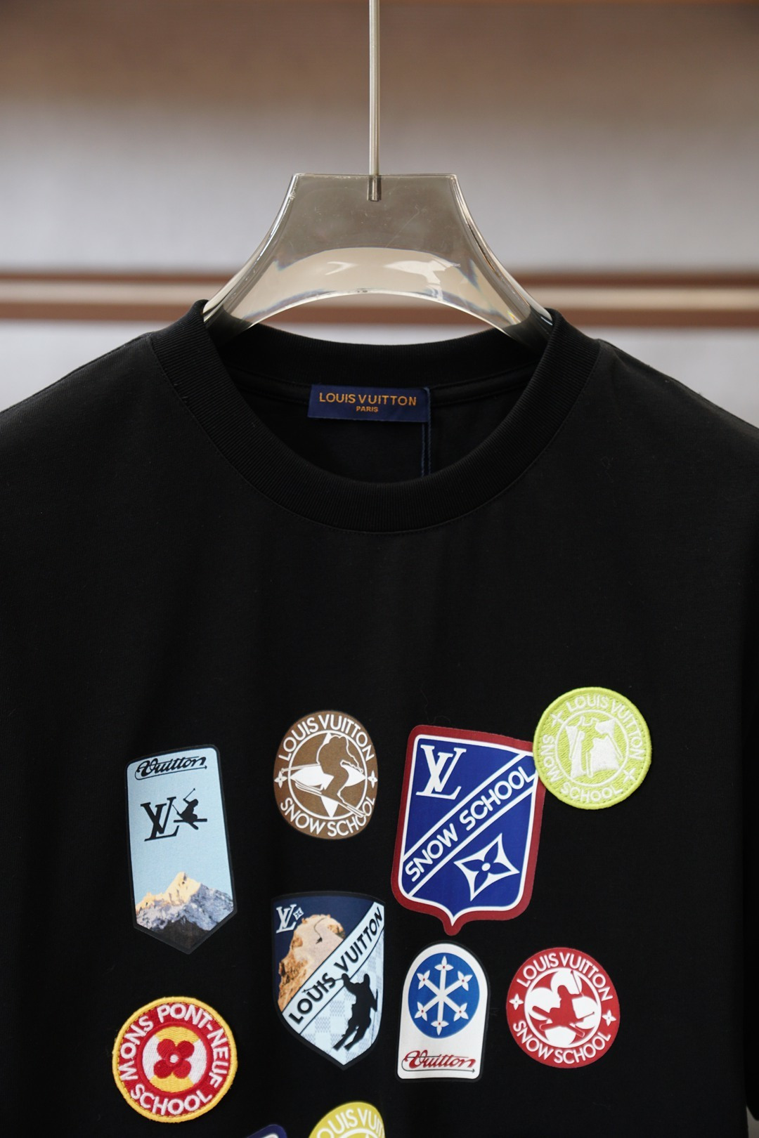 LV-2026早春双层工艺印花➕刺绣 迸发街头风格与奢华时尚的创意火花。圆领印花➕刺绣标识棉质短袖T恤 