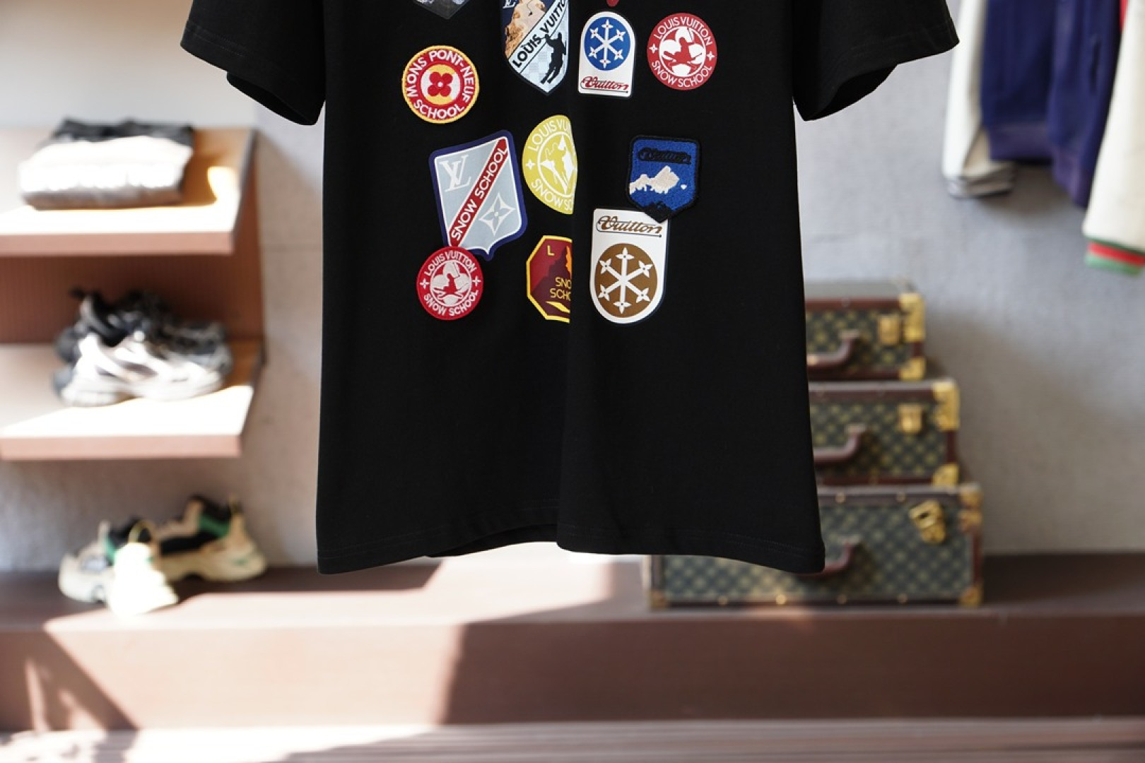 LV-2026早春双层工艺印花➕刺绣 迸发街头风格与奢华时尚的创意火花。圆领印花➕刺绣标识棉质短袖T恤 