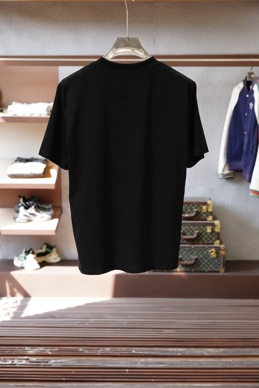 LV-2026早春双层工艺印花➕刺绣 迸发街头风格与奢华时尚的创意火花。圆领印花➕刺绣标识棉质短袖T恤 