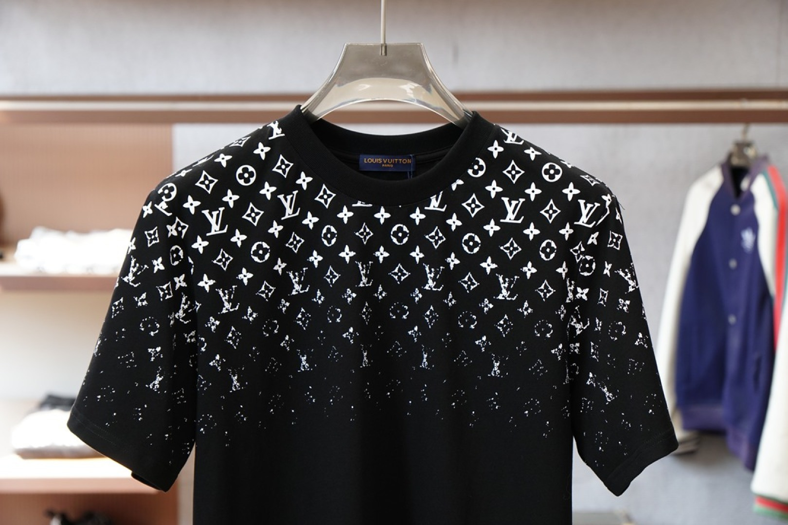 LV-2026早春渐变印花Logo奢华时尚的创意火花。圆领印花➕刺绣标识棉质短袖T恤 元素性的Logo徽