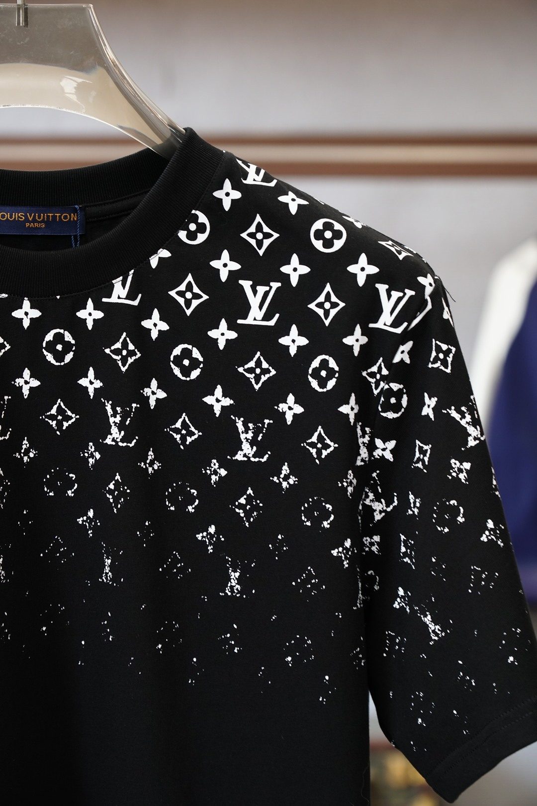 LV-2026早春渐变印花Logo奢华时尚的创意火花。圆领印花➕刺绣标识棉质短袖T恤 元素性的Logo徽